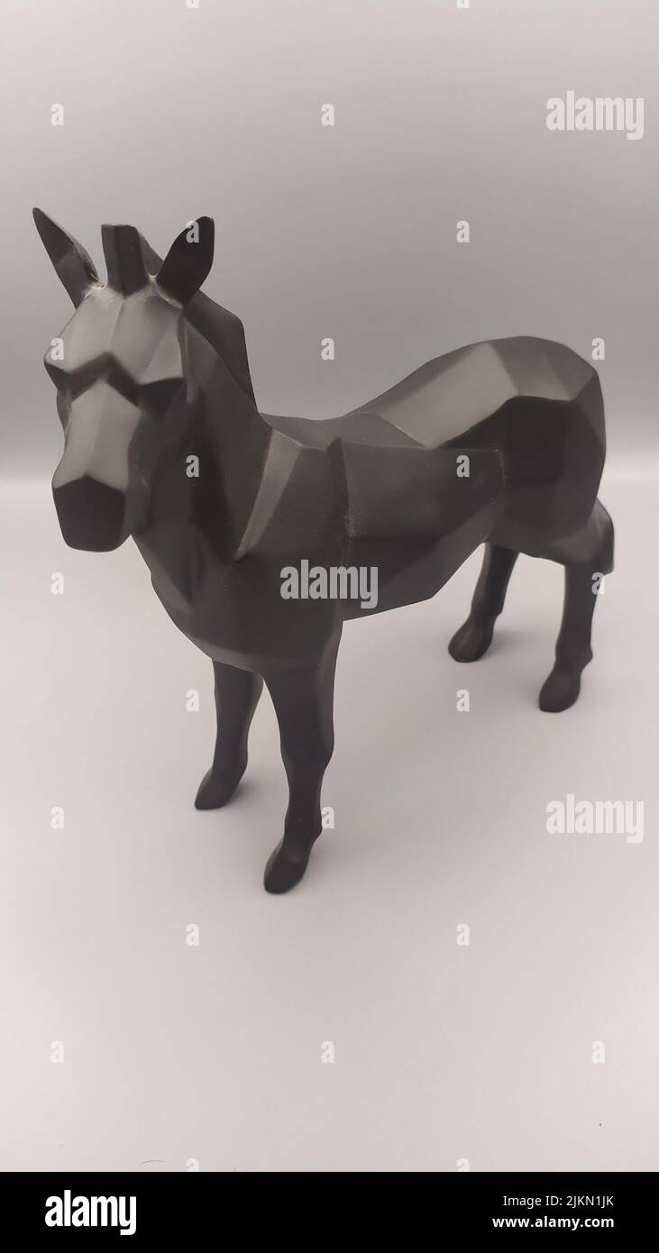 Eine vertikale 3D-Darstellung einer geometrischen Pferdeskulptur Stockfoto