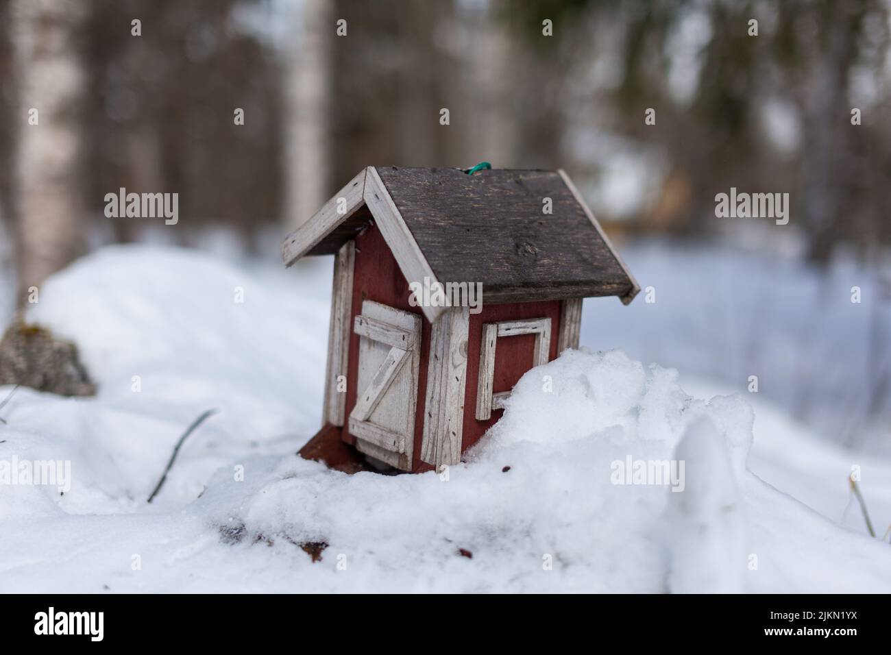 Ein kleines Schneehausspielzeug, das in einem Schnee eingeklemmt ist Stockfoto