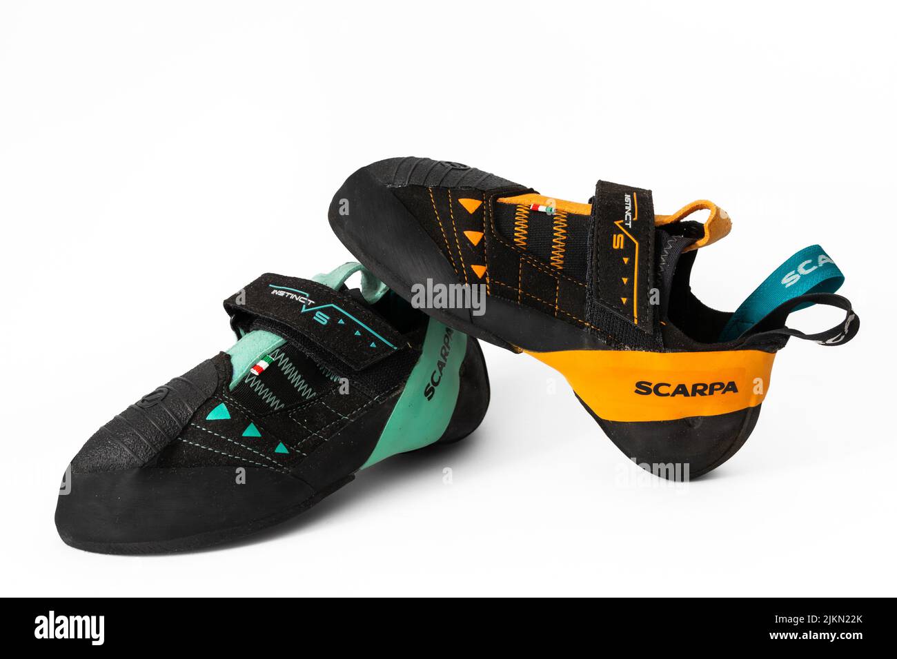 Neue Damenschuhe Scarpa Instinct VS vor weißem Hintergrund. Kletterschuh für fortgeschrittene Kletterer Stockfoto