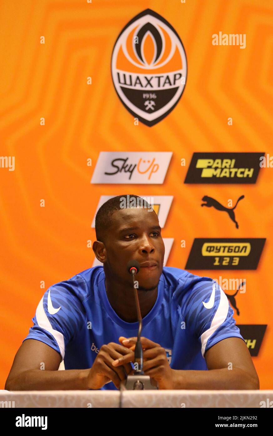 KIEW, UKRAINE - 10. AUGUST 2021: Genk-Spieler Paul Onuachu nimmt an der Pressekonferenz nach dem dritten Qualifikationsspiel der UEFA Champions League gegen Shakhtar Donetsk in Kiew Teil Stockfoto