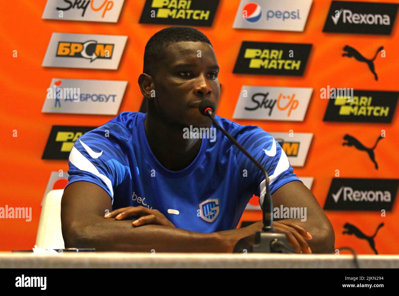 KIEW, UKRAINE - 10. AUGUST 2021: Genk-Spieler Paul Onuachu nimmt an der Pressekonferenz nach dem dritten Qualifikationsspiel der UEFA Champions League gegen Shakhtar Donetsk in Kiew Teil Stockfoto