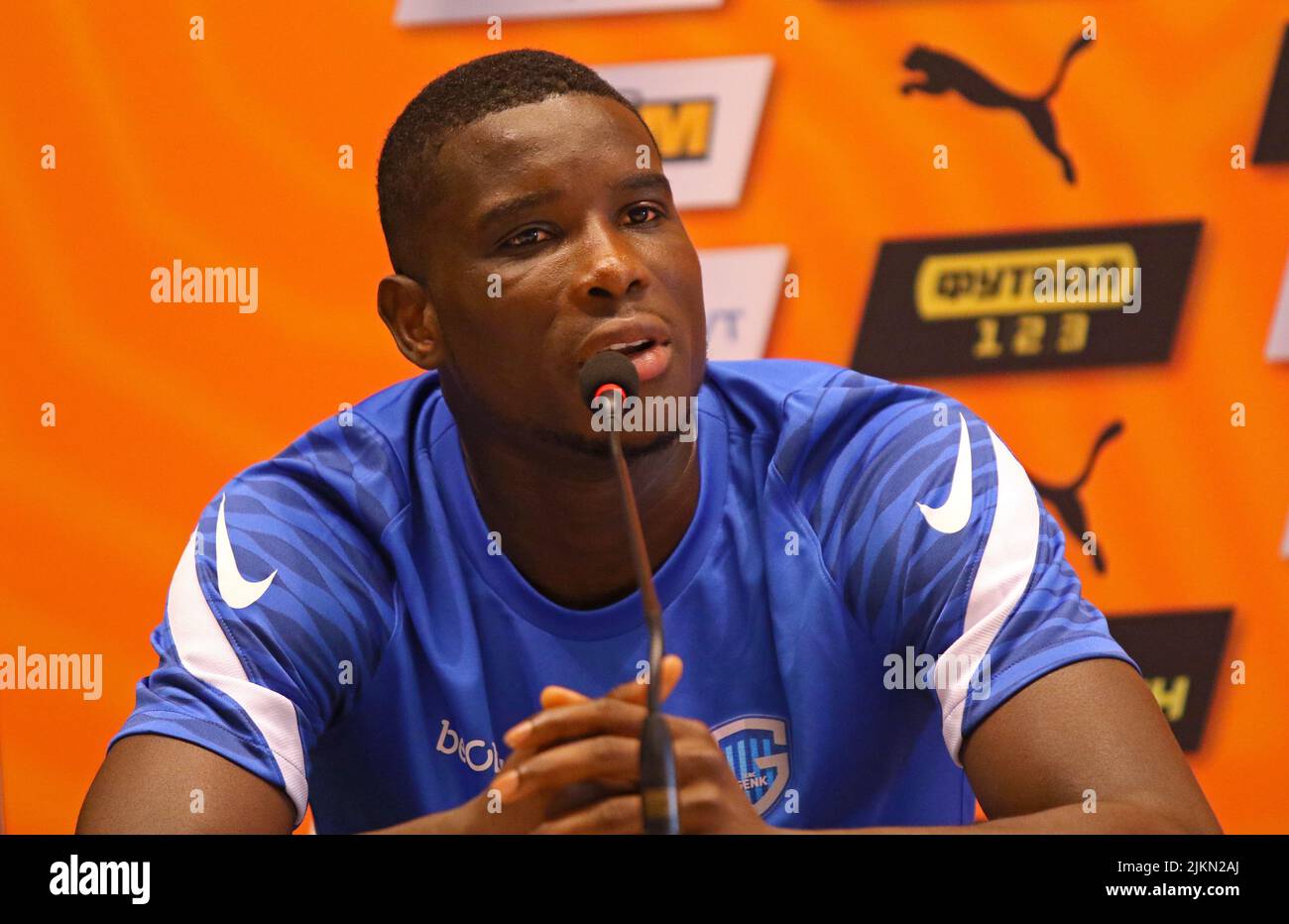 KIEW, UKRAINE - 10. AUGUST 2021: Genk-Spieler Paul Onuachu nimmt an der Pressekonferenz nach dem dritten Qualifikationsspiel der UEFA Champions League gegen Shakhtar Donetsk in Kiew Teil Stockfoto