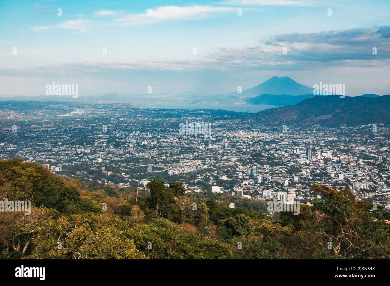 Blick über die Stadt San Salvador auf den Vulkan San Vincente, El Salvador Stockfoto