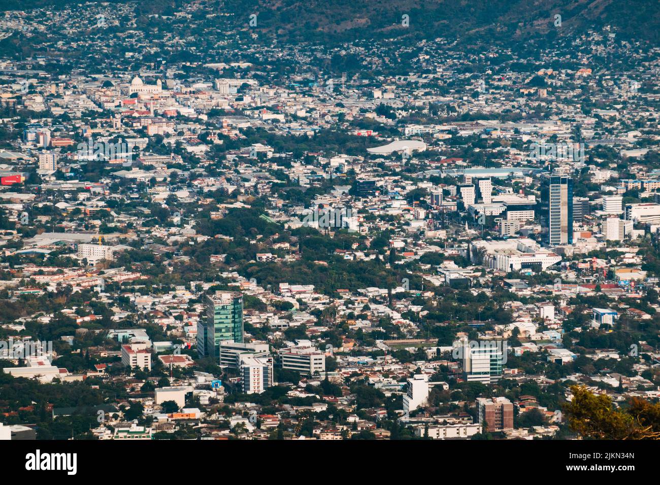 Blick über die Stadt San Salvador auf den Vulkan San Vincente, El Salvador Stockfoto