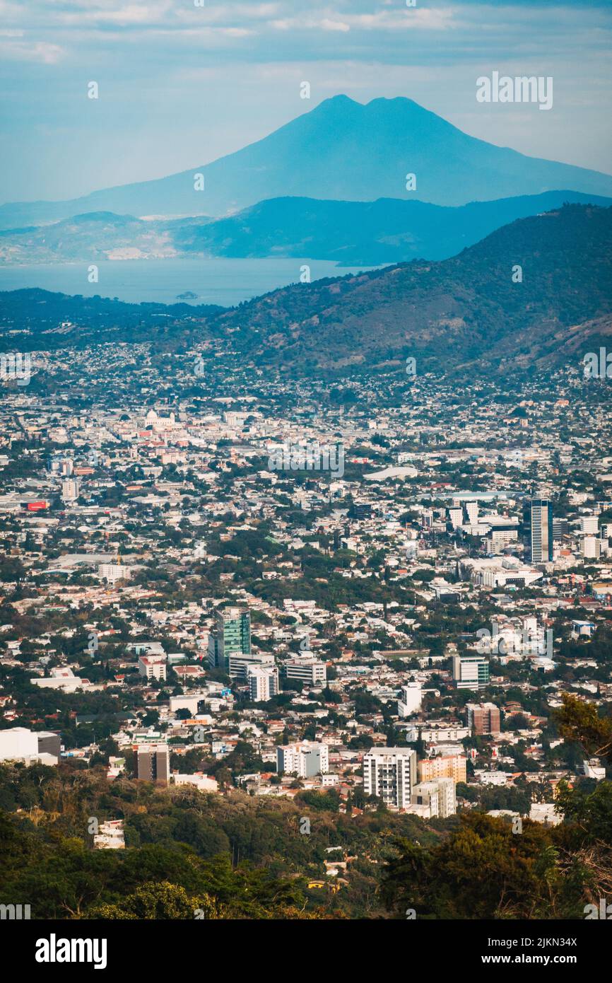 Blick über die Stadt San Salvador auf den Vulkan San Vincente, El Salvador Stockfoto