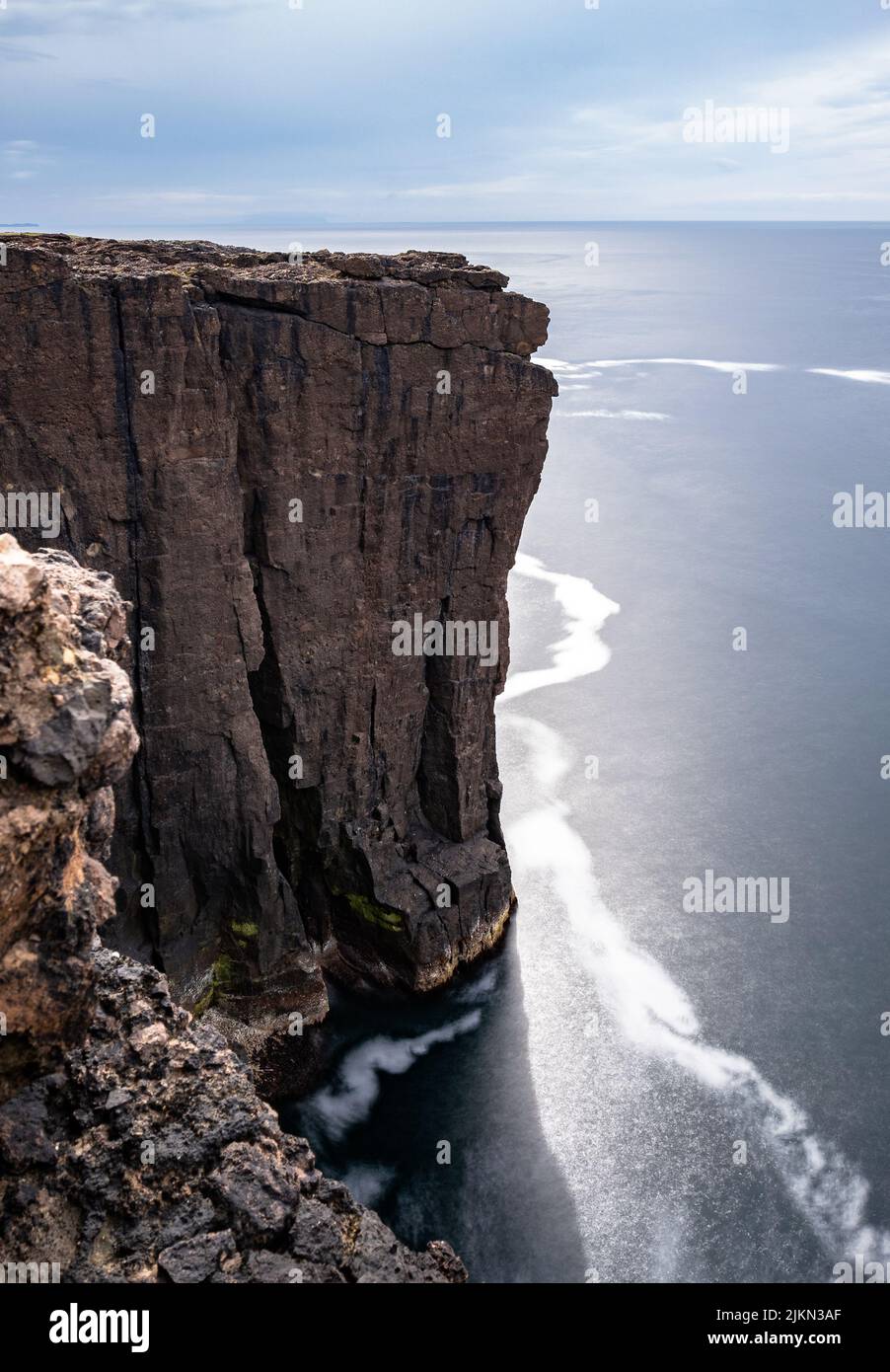 Eine vertikale Aufnahme von Eshaness Cliffs über dem Meer in Shetland, Schottland. Stockfoto