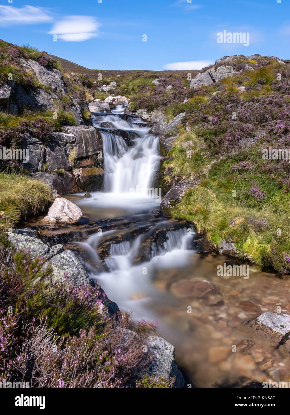 Eine vertikale Aufnahme von Falls of Glas Allt, die in Loch Muick in Cairngorms, Schottland, führt Stockfoto