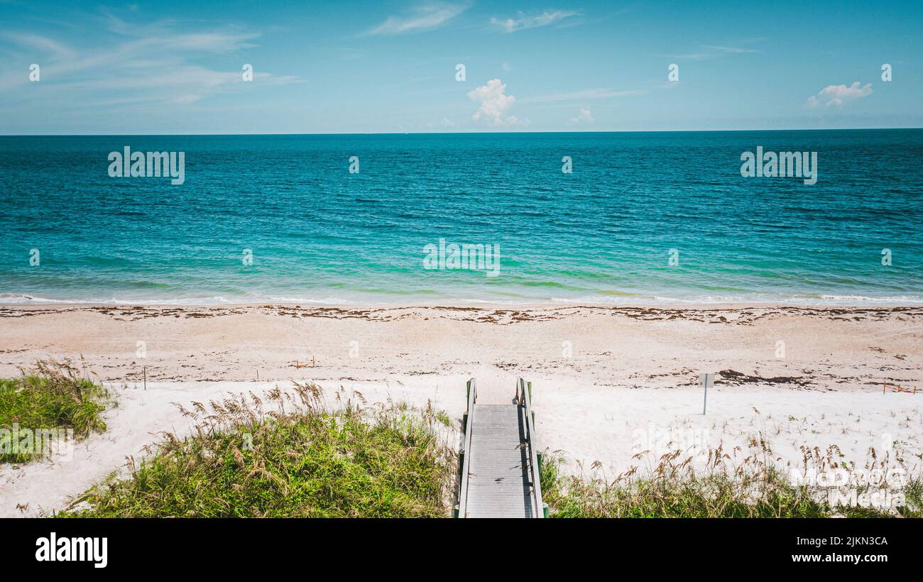 Blick auf den sonnigen, sandigen und tropischen Vero-Strand und das Meer in Florida, USA Stockfoto