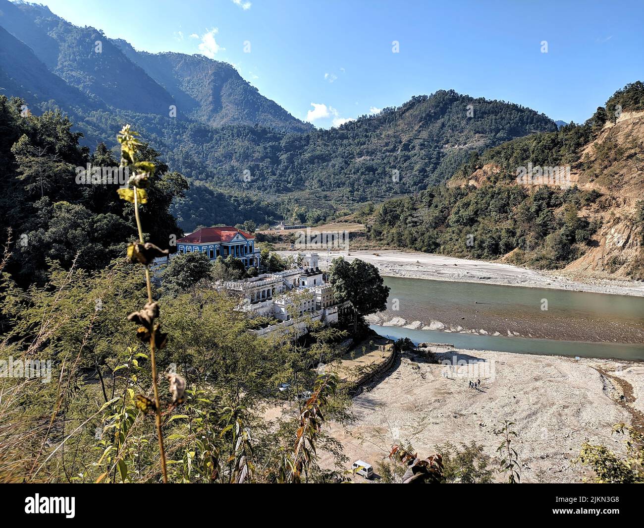 Eine malerische Aussicht auf den Rani Mahal (Taj Mahal von Nepal) am Ufer des Flusses mit Bergwäldern im Hintergrund Stockfoto