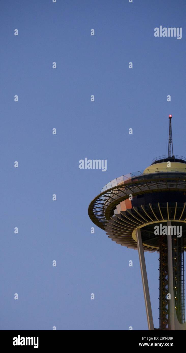 Eine vertikale Aufnahme des Aussichtsturms Space Needle gegen den blauen Himmel Stockfoto