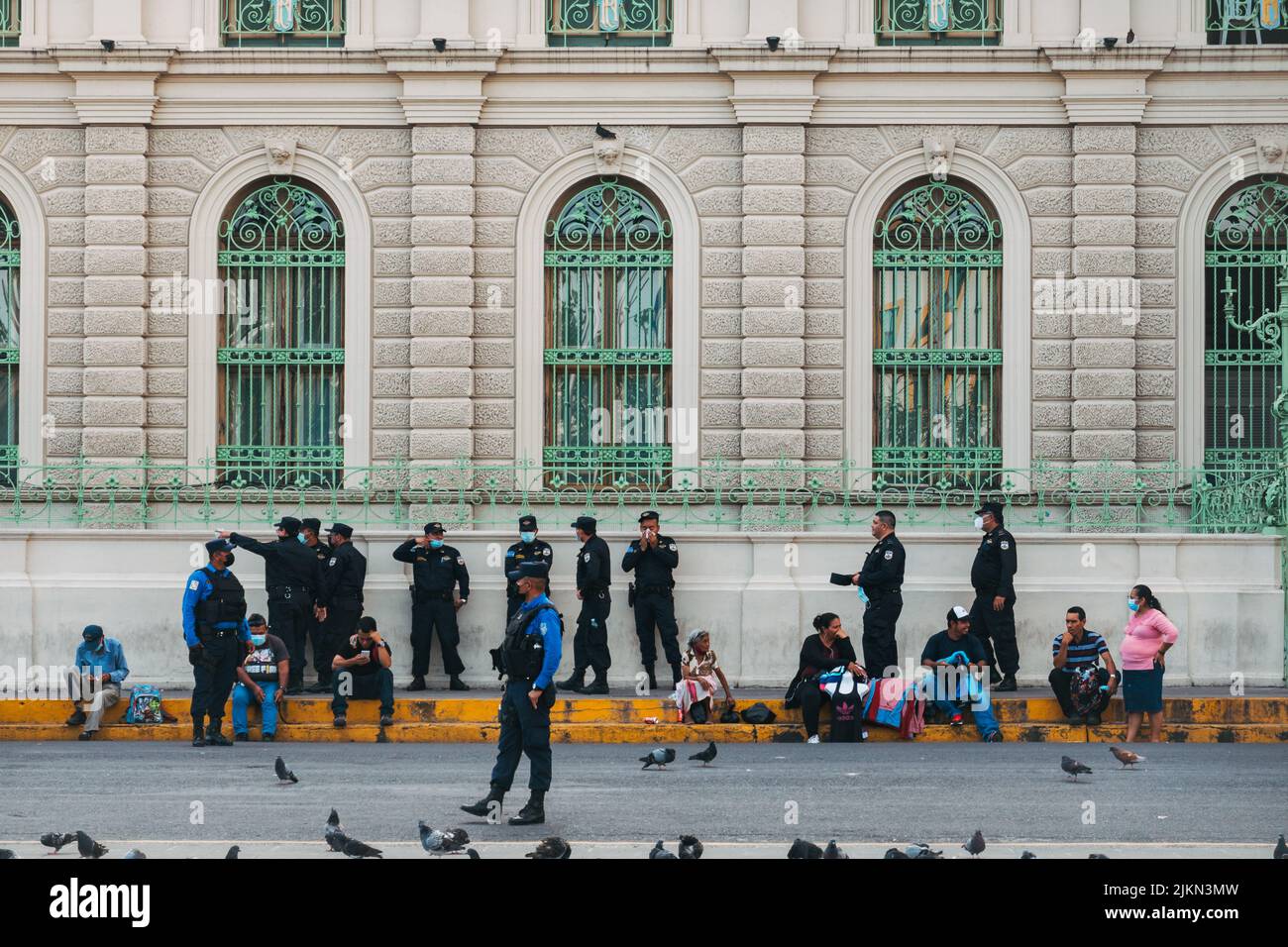 San Salvador CAM (kommunale Agenten) und die Polizei stehen vor dem Nationalpalast, nachdem in El Salvador der Ausnahmezustand ausgerufen wurde Stockfoto