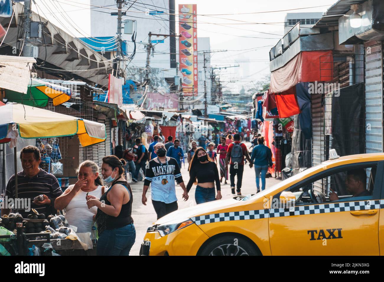Ein Straßenmarkt im Zentrum von San Salvador, El Salvador Stockfoto