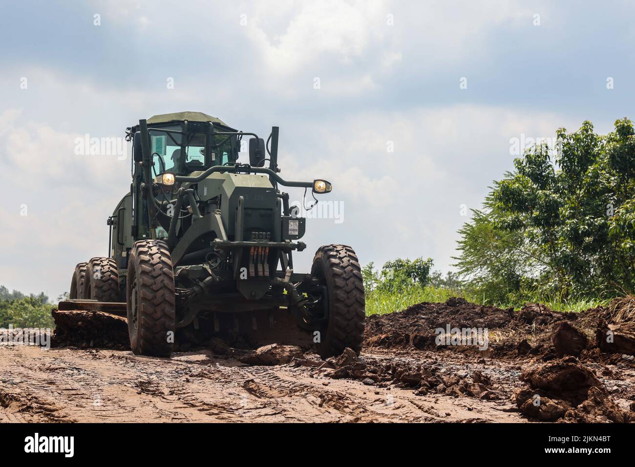 Spc. Kyle Noel von der 130. Engineer Brigade, 84. Engineer Bataillon, führt mit einem 120m Motor Grader im Python 1 Range eine Übungsstraße für das Feldtraining ein, Baturaja, Indonesien, 28. Juli 2022, Als Teil von Garuda Shield 2022. Garuda Shield, ein Teil der Operation Pathways und eine langjährige, jährliche, bilaterale Militärübung zwischen dem US-Militär und den nationalen Streitkräften Indonesiens, verstärkt die Verpflichtungen der USA gegenüber unseren Verbündeten und anderen regionalen Partnern, um die gemeinsame Bereitschaft und die Interoperabilität zu stärken, um gemeinsam zu kämpfen und zu gewinnen. (USA Armeefoto von Sgt. Kyler Chatman, 8. Theatre Sesta Stockfoto