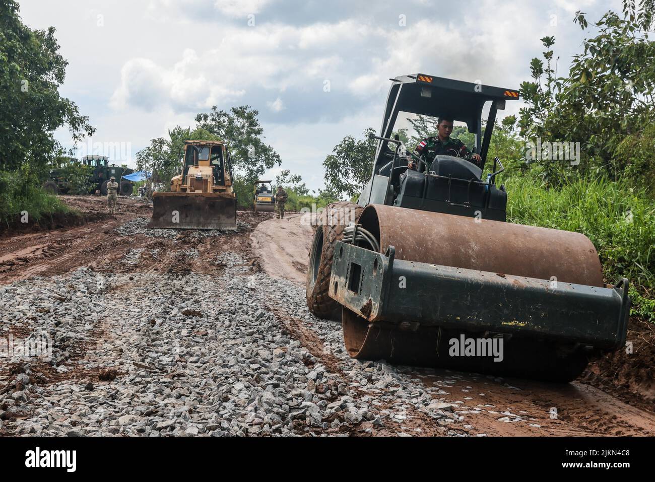 Soldaten der 130. Engineer Brigade, des 84. Engineer Bataillon und des indonesischen National Military operieren CS-536 D Roller und D6 Dozer während gemeinsamer Straßenreparaturarbeiten einer Duild-Trainingsstraße auf der Python 1 Range, Baturaja, Indonesien, 27. Juli 2022, Als Teil von Garuda Shield 2022. Operation Pathways und eine langjährige jährliche, bilaterale Militärübung, die zwischen dem US-Militär und den indonesischen nationalen Streitkräften durchgeführt wird, verstärken die Verpflichtungen der USA gegenüber unseren Verbündeten und anderen regionalen Partnern, um die gemeinsame Bereitschaft und die Interoperabilität zu stärken, um gemeinsam zu kämpfen und zu gewinnen. (USA Armee Stockfoto