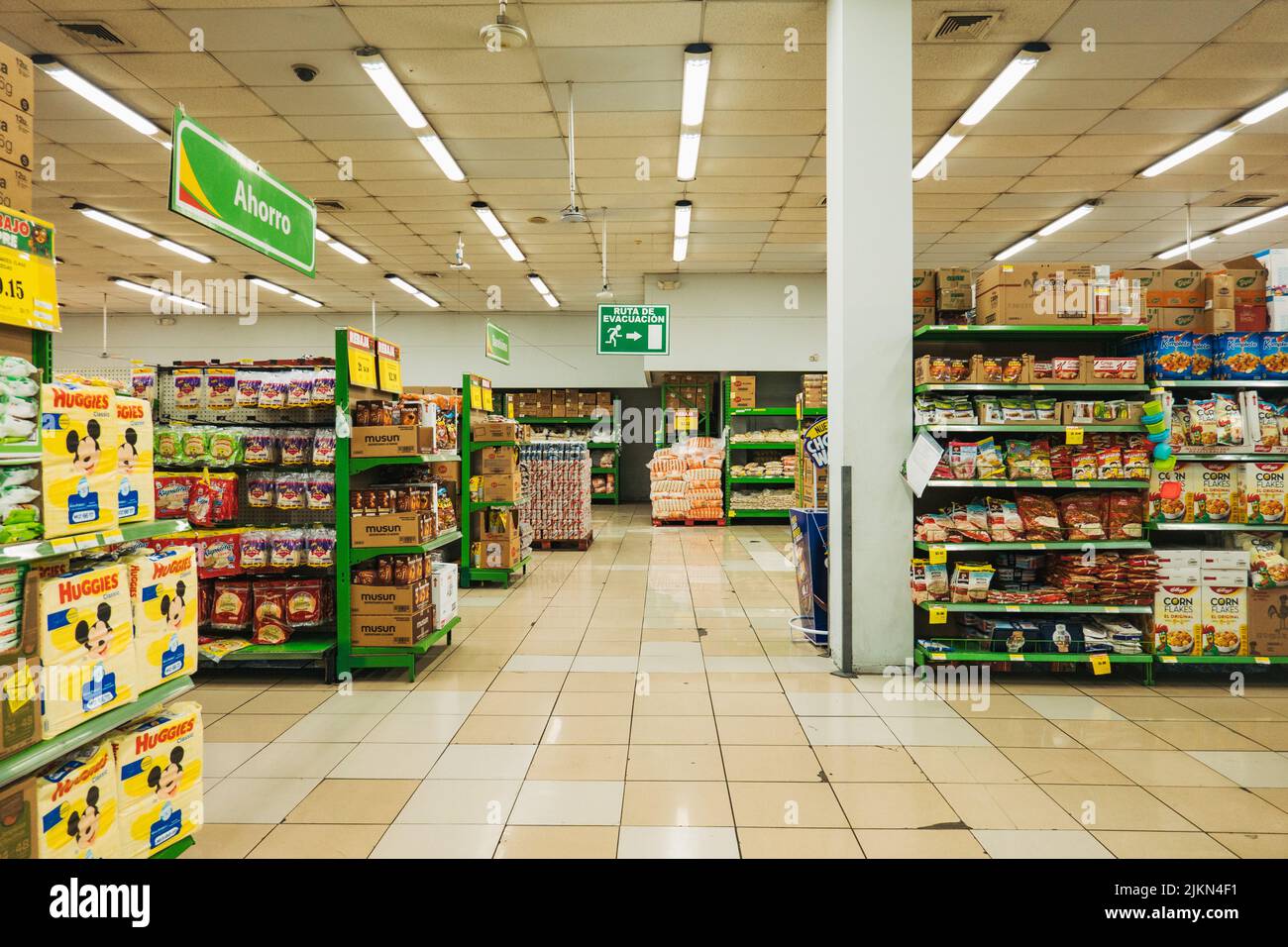 Regale in einem Supermarkt in San Salvador, El Salvador Stockfoto