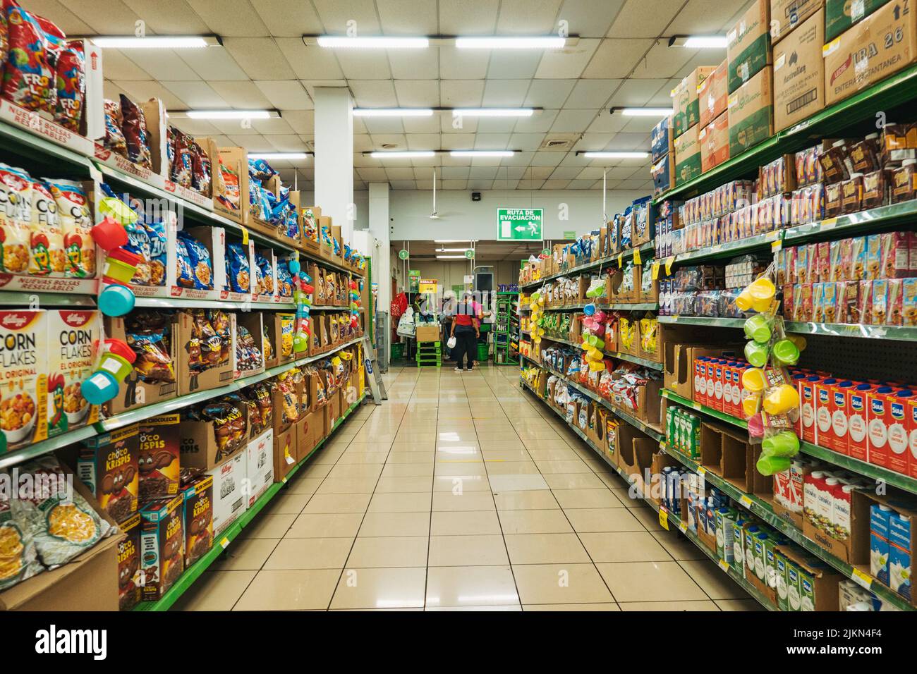 Regale in einem Supermarkt in San Salvador, El Salvador Stockfoto