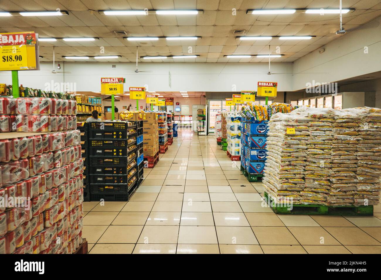Regale in einem Supermarkt in San Salvador, El Salvador Stockfoto