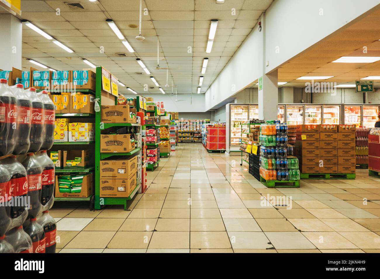 Regale in einem Supermarkt in San Salvador, El Salvador Stockfoto