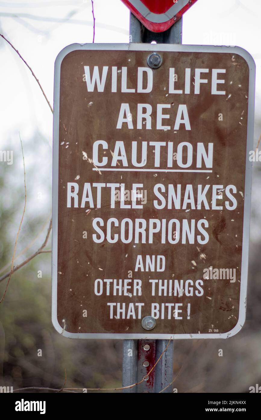 Nahaufnahme eines Warnschildes, Wild Life Area Caution Rattlesnakes, Skorpione, die in Prescott Valley, USA, beißen Stockfoto