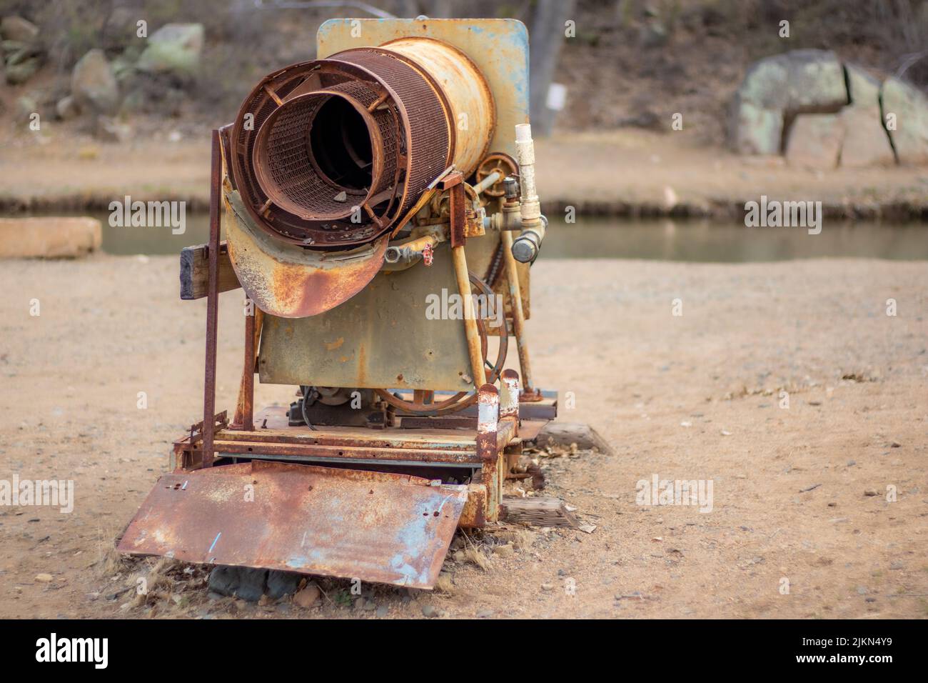 Eine Nahaufnahme einer alten Bergbauausrüstung, Rusty Cement Mixer Artefaktdarstellung im Fain Park in Prescott Valley, Arizona, USA Stockfoto