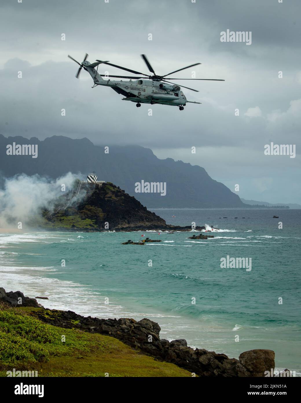 MARINESTÜTZPUNKT HAWAII, Hawaii (30. Juli 2022) Marine der Republik Korea entrinken koreanische Angriffsamphibienfahrzeuge, als ein US-Marinestützpunkt CH-53E während eines amphibischen Angriffs für eine multinationale Küstenoperationsübung im Rahmen von Rim of the Pacific (RIMPAC) 2022, 30. Juli, über dem Pyramid Rock Beach fliegt. 26 Nationen, 38 Schiffe, drei U-Boote, mehr als 170 Flugzeuge und 25.000 Mitarbeiter nehmen vom 29. Juni bis zum 4. August an RIMPAC in und um die Hawaii-Inseln und Südkalifornien Teil. RIMPAC, die weltweit größte internationale maritime Übung, bietet eine einzigartige Ausbildung Stockfoto