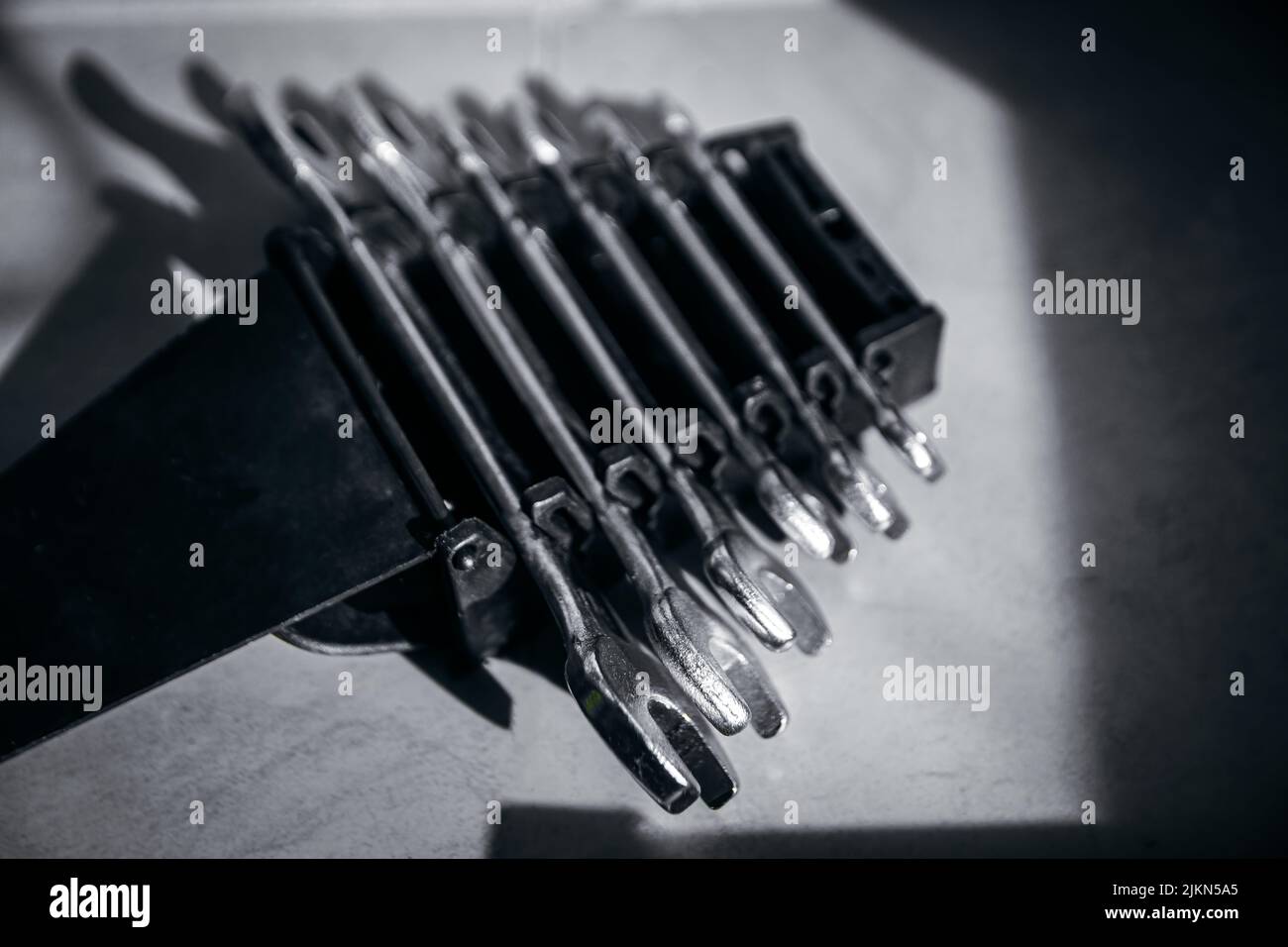 Eine Nahaufnahme von Schraubenschlüsseln oder Schraubenschlüsseln verschiedener Größen in Graustufen Stockfoto