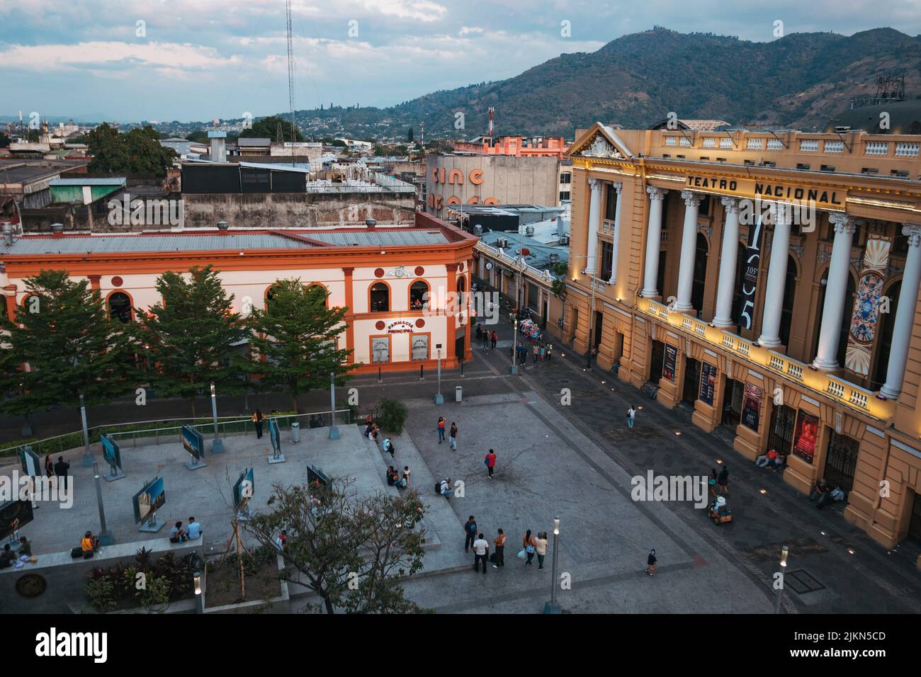 Das Gebäude des Nationaltheaters im Stadtzentrum von San Salvador, El Salvador Stockfoto