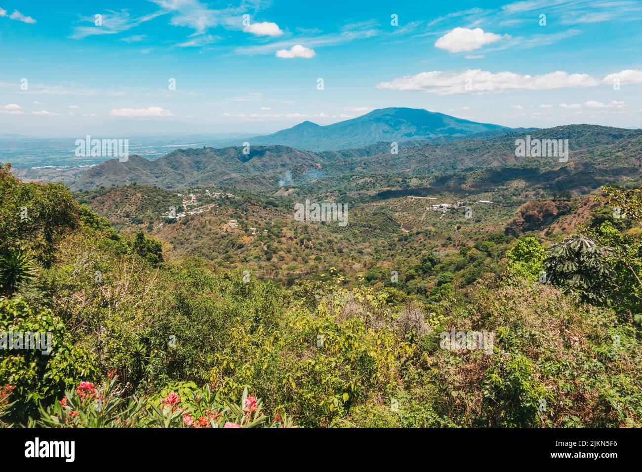 Blick auf die kleine ländliche Stadt Talnique, eingebettet in die Berge im Landesinneren von El Salvador Stockfoto