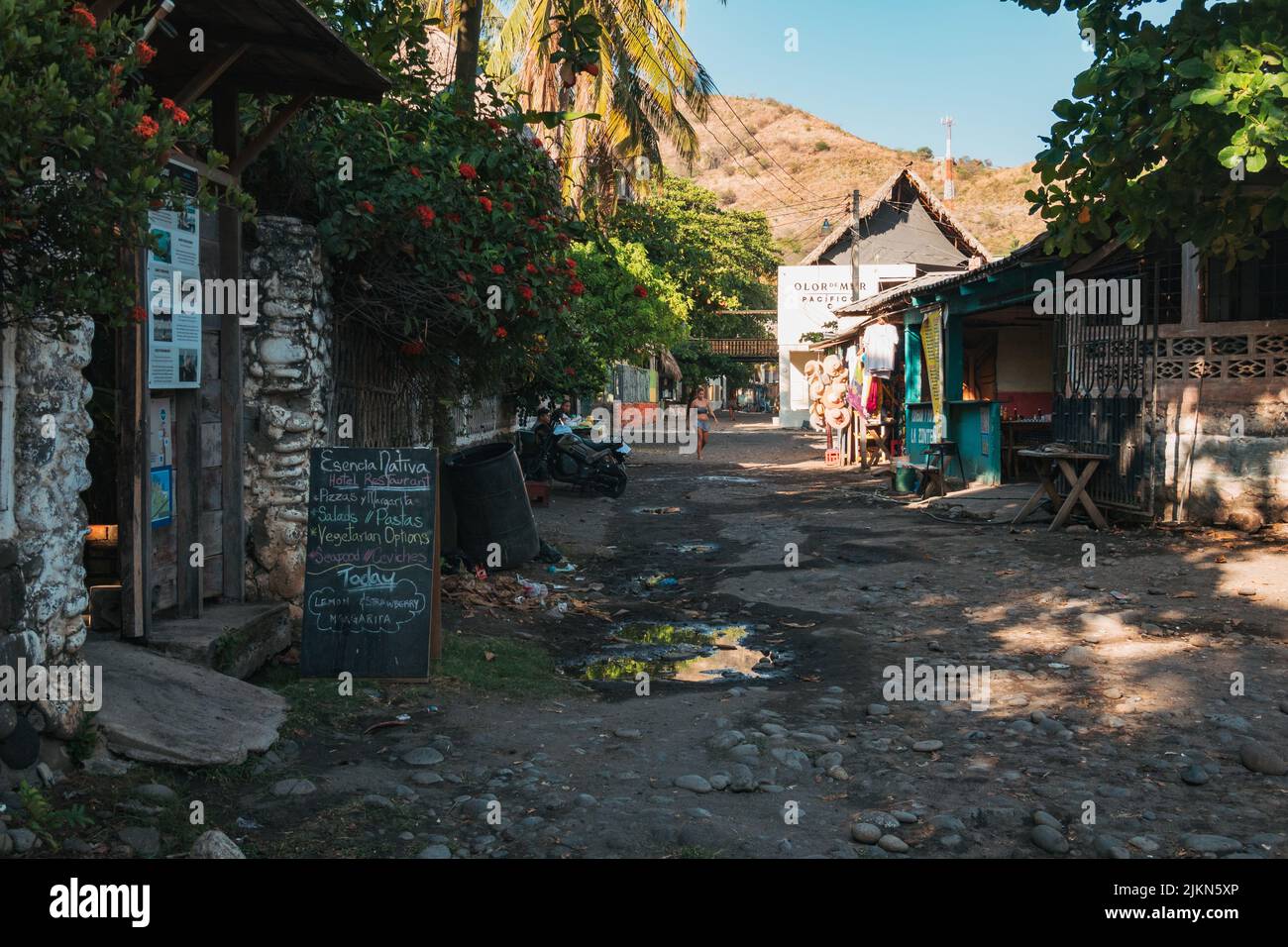 Eine Dorfstraße in El Zonte, auch bekannt als Bitcoin Beach, an der Pazifikküste von El Salvador Stockfoto