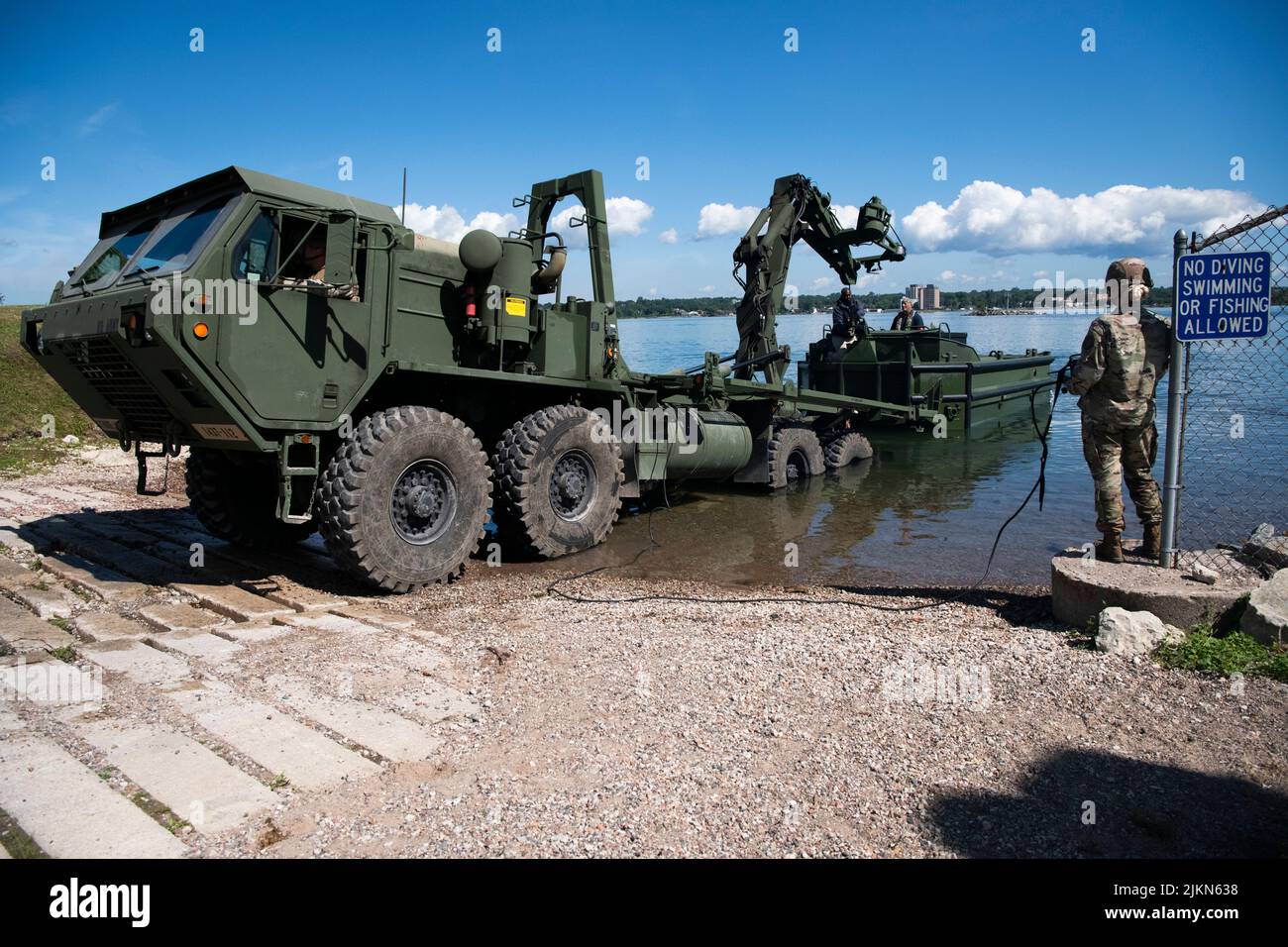 Soldaten der Michigan National Guard von 1437. Engineer Multi-Role Bridge Company, 107. Engineer Bataillon, nehmen am 27. Juli 2022 an einer Bedienerschulung auf einem neuen Bridge Erections Boat (BEB) in Sault Ste Teil. Marie, mich. The 1437. Engineer Company hat vor kurzem 14 neue BEBs erworben und wird ab Juli 25 zwei Wochen lang für Betrieb und Wartung geschult. - Aug. 5. (USA Foto der Air National Guard von Staff Sgt. Jacob Cessna) Stockfoto Soldaten der Michigan National Guard von 1437. Engineer Multi-Role Bridge Company, 107. Engineer Bataillon, nehmen am 27. Juli 2022 an einer Bedienerschulung auf einem neuen Bridge Erections Boat (BEB) in Sault Ste Teil. Marie, mich. The 1437. Engineer Company hat vor kurzem 14 neue BEBs erworben und wird ab Juli 25 zwei Wochen lang für Betrieb und Wartung geschult. - Aug. 5. (USA Foto der Air National Guard von Staff Sgt. Jacob Cessna) Stockfoto