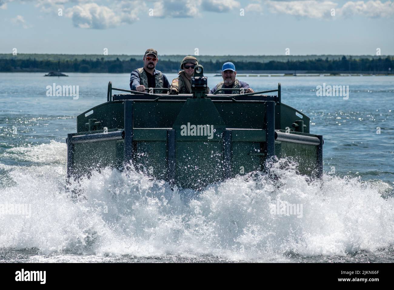 Soldaten der Michigan National Guard von 1437. Engineer Multi-Role Bridge Company, 107. Engineer Bataillon, nehmen am 27. Juli 2022 an einer Bedienerschulung auf einem neuen Bridge Erections Boat (BEB) in Sault Ste Teil. Marie, mich. The 1437. Engineer Company hat vor kurzem 14 neue BEBs erworben und wird ab Juli 25 zwei Wochen lang für Betrieb und Wartung geschult. - Aug. 5. (USA Foto der Air National Guard von Staff Sgt. Jacob Cessna) Stockfoto Soldaten der Michigan National Guard von 1437. Engineer Multi-Role Bridge Company, 107. Engineer Bataillon, nehmen am 27. Juli 2022 an einer Bedienerschulung auf einem neuen Bridge Erections Boat (BEB) in Sault Ste Teil. Marie, mich. The 1437. Engineer Company hat vor kurzem 14 neue BEBs erworben und wird ab Juli 25 zwei Wochen lang für Betrieb und Wartung geschult. - Aug. 5. (USA Foto der Air National Guard von Staff Sgt. Jacob Cessna) Stockfoto