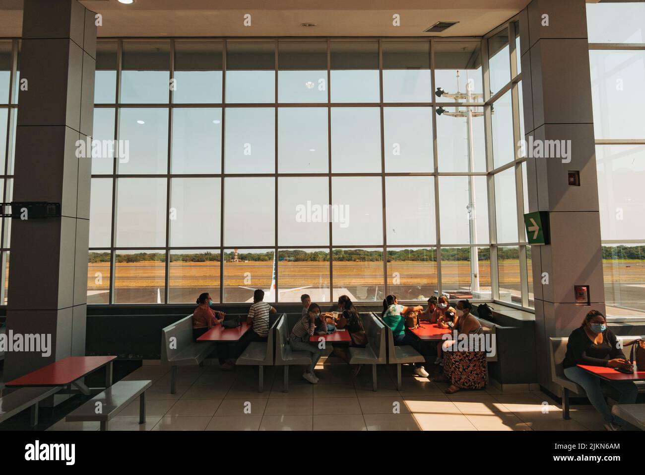 Die Nahrungsmittelhalle und der Beobachtungsbereich im Terminal des internationalen Flughafens El Salvador, El Salvador Stockfoto