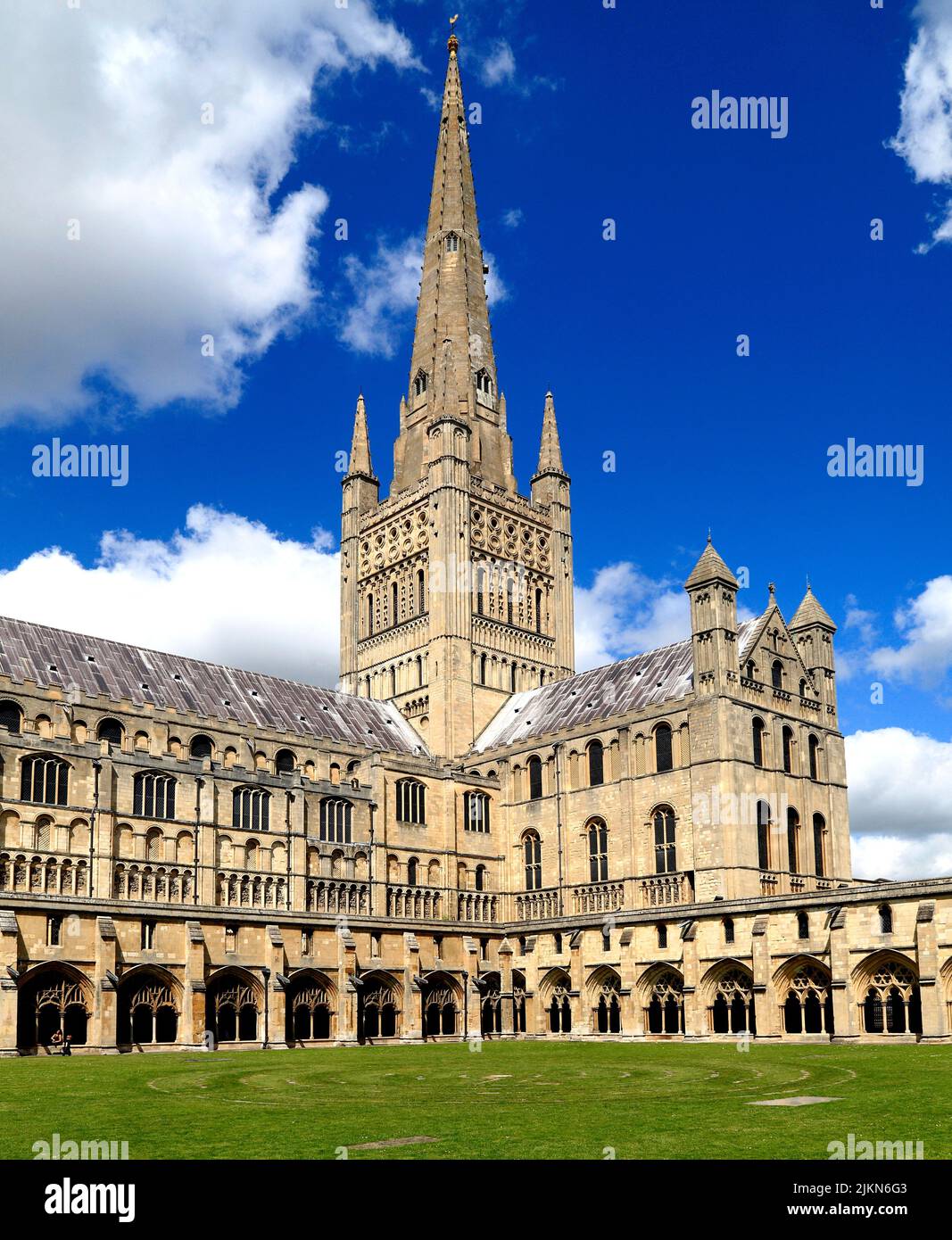 Kathedrale von Norwich, Spire, Kirchenschiff, Querschiff und Kreuzgänge, mittelalterliche Architektur, Kathedralen, Norfolk, England, Großbritannien Stockfoto