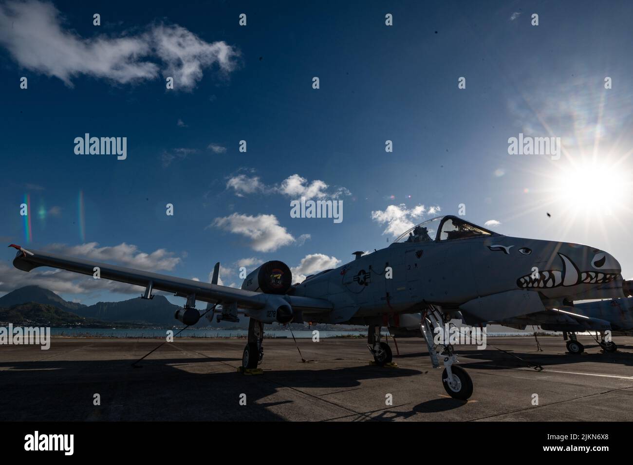 Mehr als 200 Luftwaffe und 10 A-10 Thunderbolt II Wardogs der 924. Fighter Group des 944. Fighter Wings arbeiten während der Teilnahme der Einheit an Rim of the Pacific (RIMPAC) 2022 von der Marine Corps Base Hawaii aus, 27. Juli 2022. 26 Nationen, 38 Schiffe, drei U-Boote, mehr als 170 Flugzeuge und 25.000 Mitarbeiter nehmen vom 29. Juni bis zum 4. August an RIMPAC in und um die Hawaii-Inseln und Südkalifornien Teil. RIMPAC, die weltweit größte internationale maritime Übung, bietet eine einzigartige Ausbildungsmöglichkeit und fördert und pflegt kooperative Beziehungen Stockfoto