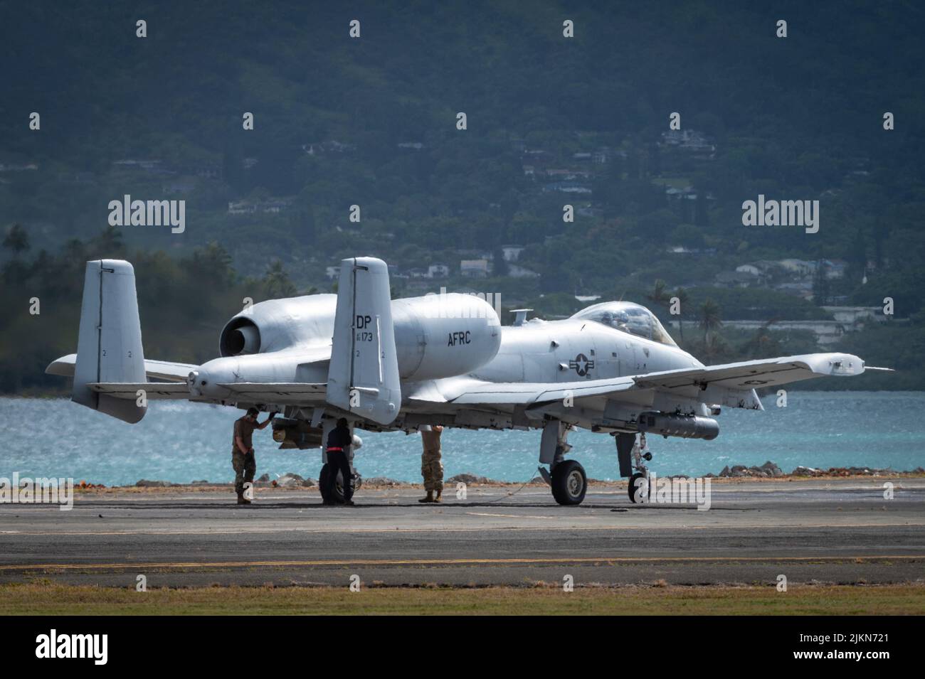 Mehr als 200 Luftwaffe und 10 A-10 Thunderbolt II Wardogs der 924. Fighter Group des 944. Fighter Wings arbeiten während der Teilnahme der Einheit an Rim of the Pacific (RIMPAC) 2022 von der Marine Corps Base Hawaii aus, 26. Juli 2022. 26 Nationen, 38 Schiffe, drei U-Boote, mehr als 170 Flugzeuge und 25.000 Mitarbeiter nehmen vom 29. Juni bis zum 4. August an RIMPAC in und um die Hawaii-Inseln und Südkalifornien Teil. RIMPAC, die weltweit größte internationale maritime Übung, bietet eine einzigartige Ausbildungsmöglichkeit und fördert und pflegt kooperative Beziehungen Stockfoto