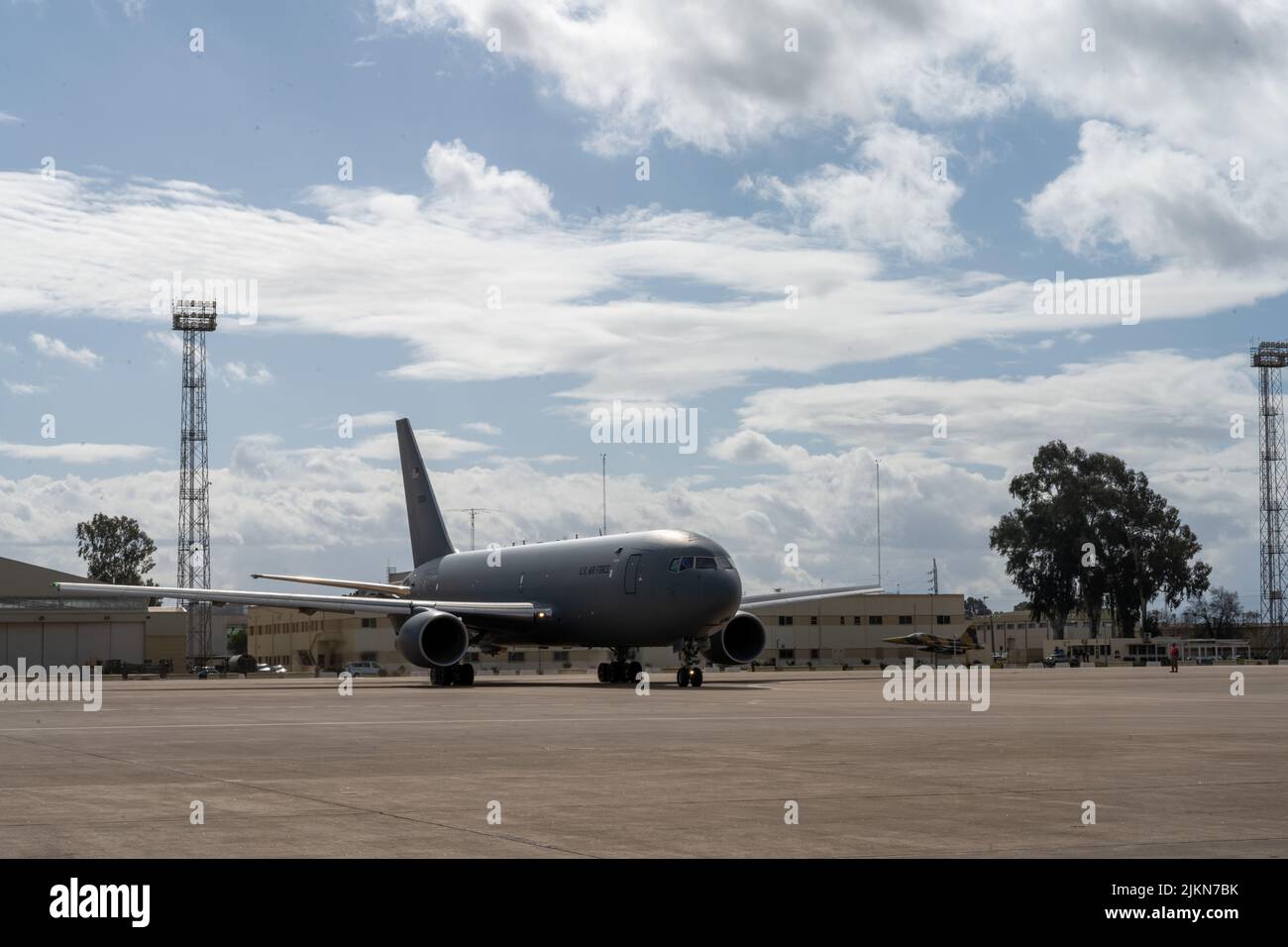 Ein KC-46A Pegasus, der den Taxis der McConnell Air Force Base zugewiesen wurde, um am Montag, dem 21. März, den ersten Flug der KC-46A Employment Concept Exercise (ECE) auf dem Luftwaffenstützpunkt Morón, Spanien, zu beginnen. Das ECE ist eine Teilmenge der vorläufigen Kapazitätsfreigabe KC-46A, einem zuständen basierten Ansatz zur Erhöhung der Tankkapazität in einem großen Maßstab mit vorhergesagter Zuverlässigkeit, um den Anforderungen der Gemeinsamen Streitkräfte gerecht zu werden. (USA Foto der Luftwaffe von Staff Sgt. Nathan Eckert) Stockfoto