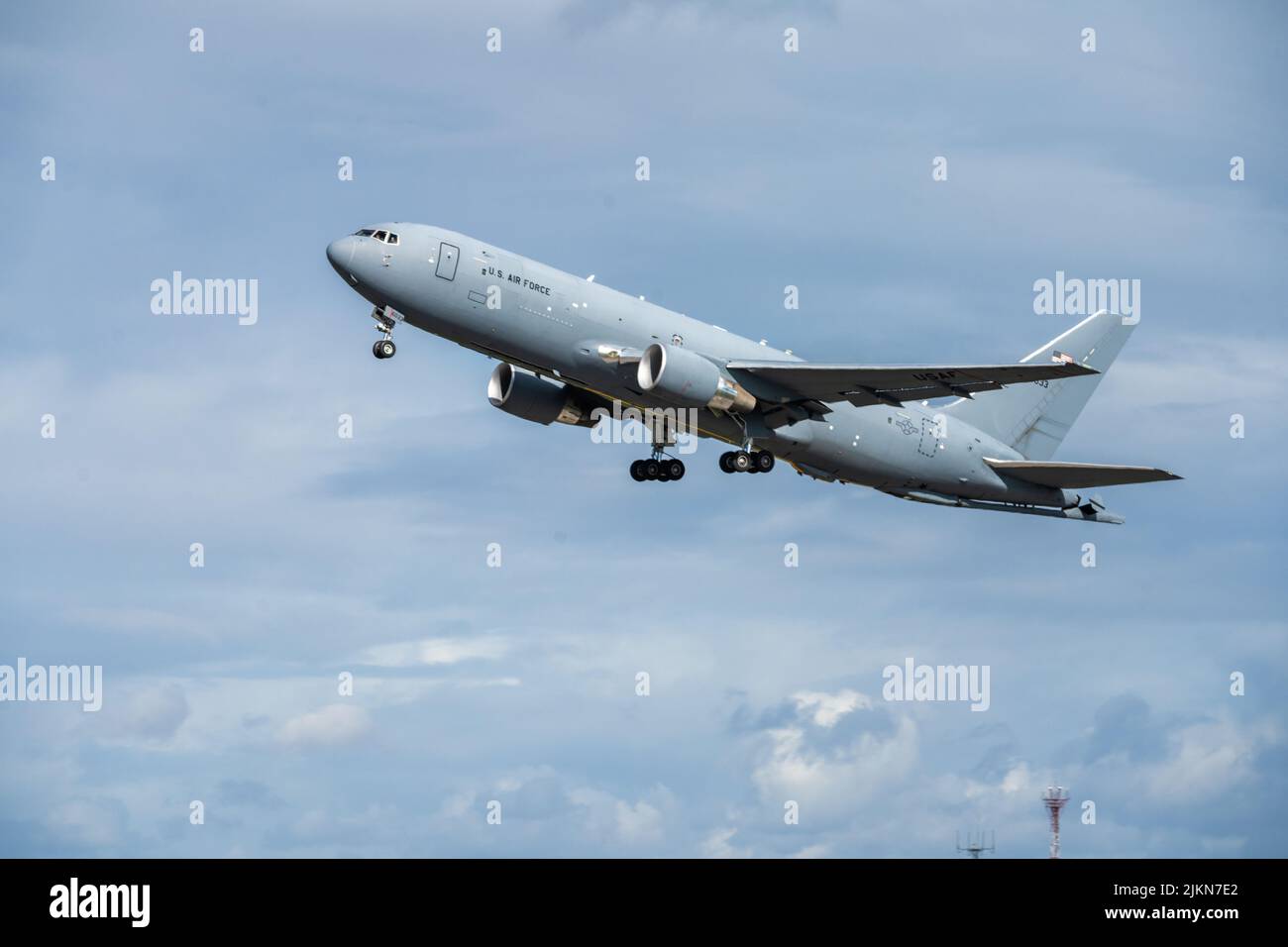 Ein KC-46A Pegasus, der dem Luftwaffenstützpunkt McConnell zugewiesen wurde, hebt am Montag, den 21. März, auf dem Luftwaffenstützpunkt Morón, Spanien, zum ersten Flug der Übung KC-46A Employment Concept (ECE) ab. Die ECE wird eine weitere Verfeinerung der Taktik, Techniken und Verfahren ermöglichen, die die KC-46A einsetzen wird, wenn das Flugzeug voll einsatzfähig ist. (USA Foto der Luftwaffe von Staff Sgt. Nathan Eckert) Stockfoto