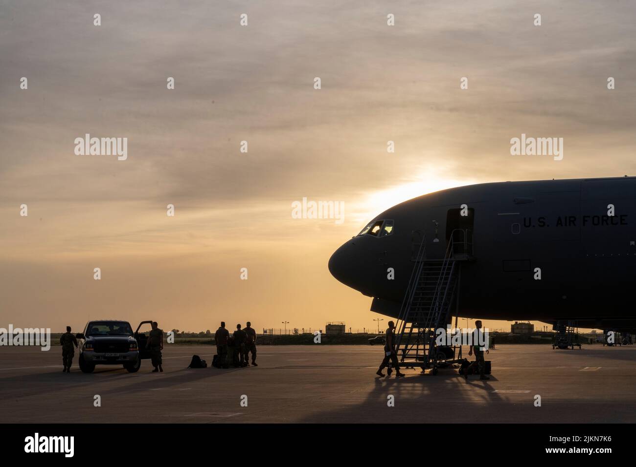 Maintenance Airmen der 22. und 931. Air Betanking Wings beginnen am Sonntag, 17. April 2022, auf dem Luftwaffenstützpunkt Morón, Spanien, mit der Beurteilung eines KC-46A Pegasus nach dem Flug. Diese beiden aktiven Dienst- und Reserveflügel, kombiniert mit der Air National Guard, stellen die gesamte Kraftanstrengung dar, die dem Erfolg der KC-46-Übung zum Beschäftigungskonzept gewidmet ist. (USA Foto der Luftwaffe von Staff Sgt. Nathan Eckert) Stockfoto