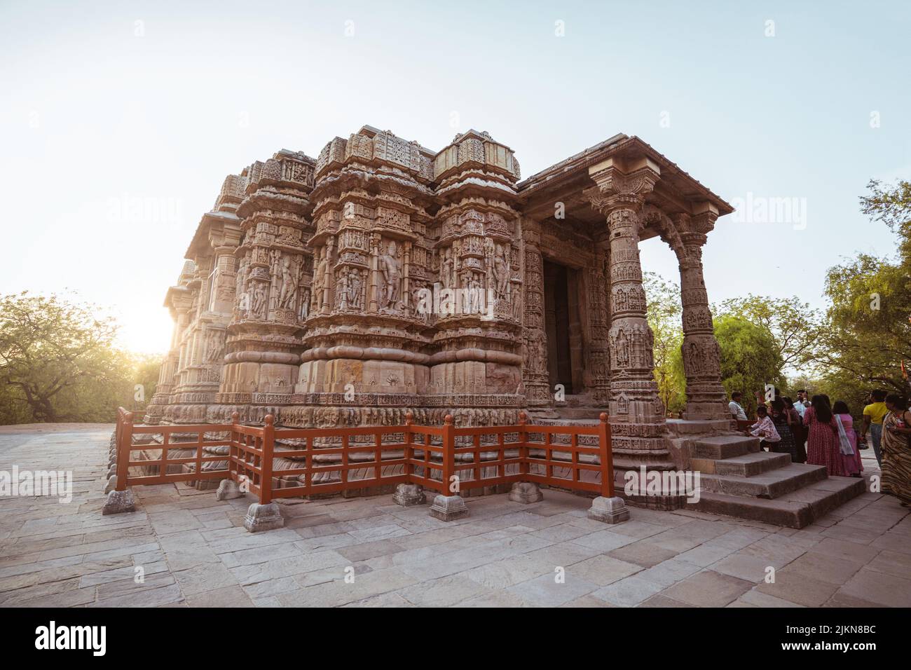 Eine schöne Aufnahme des steinernen Modhera Sun Temple, ein historisches Wahrzeichen in Modhera, Indien mit Sonnenuntergang Stockfoto