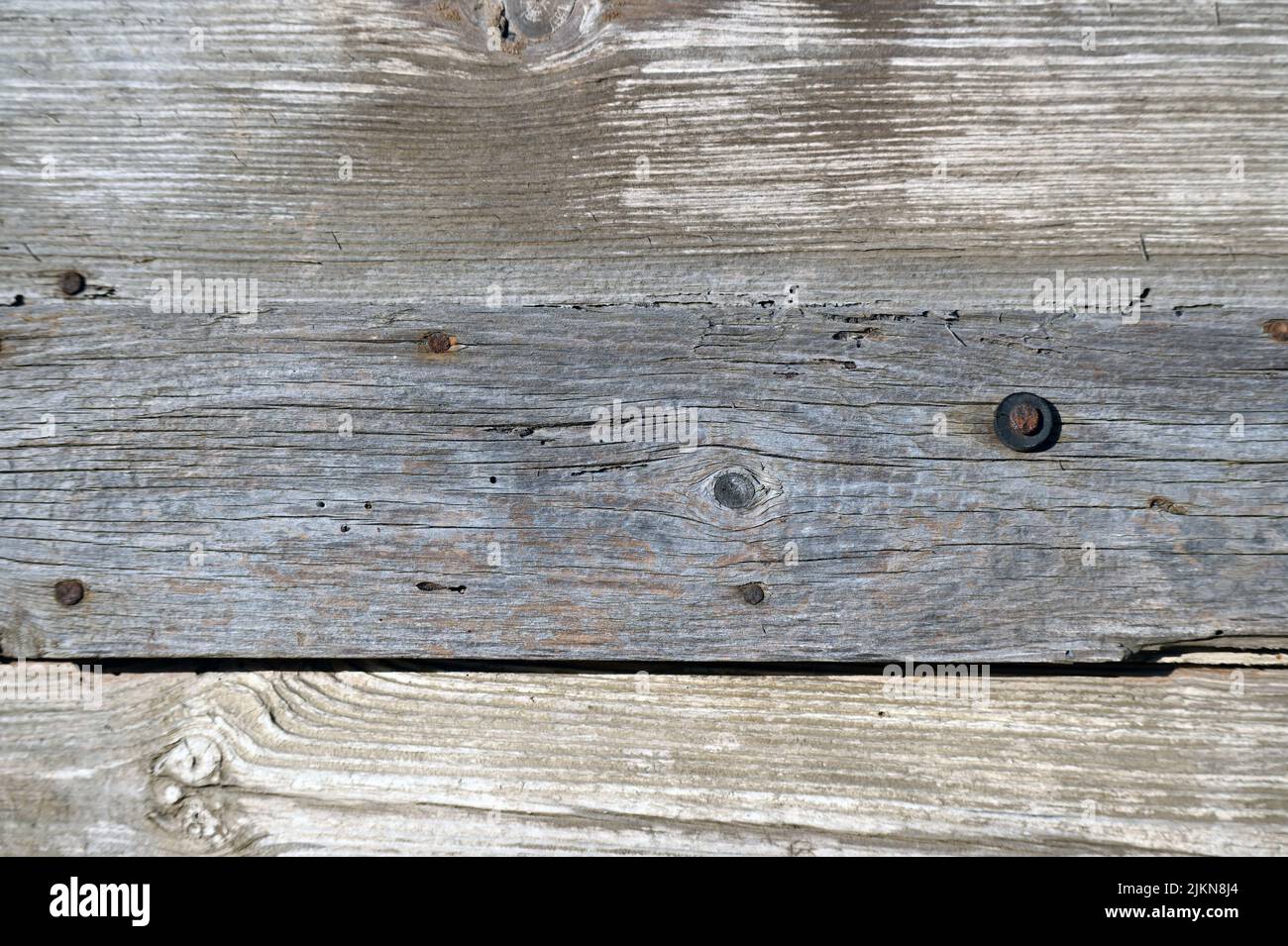Eine Nahaufnahme einer alten und abgenutzten grauen Holzdiele Stockfoto