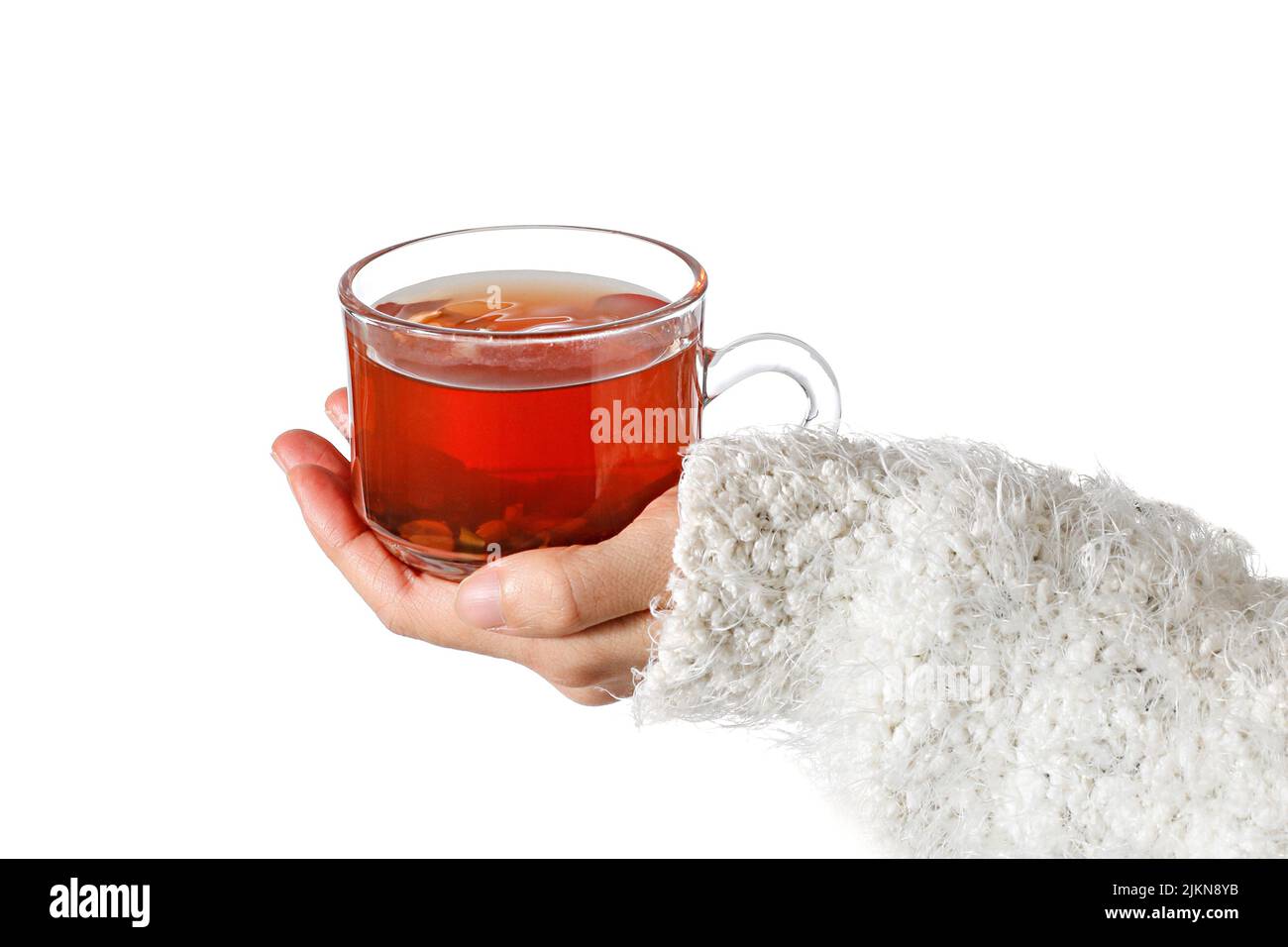 Eine Person, die eine Tasse Tee isoliert auf einem weißen Hintergrund hält Stockfoto