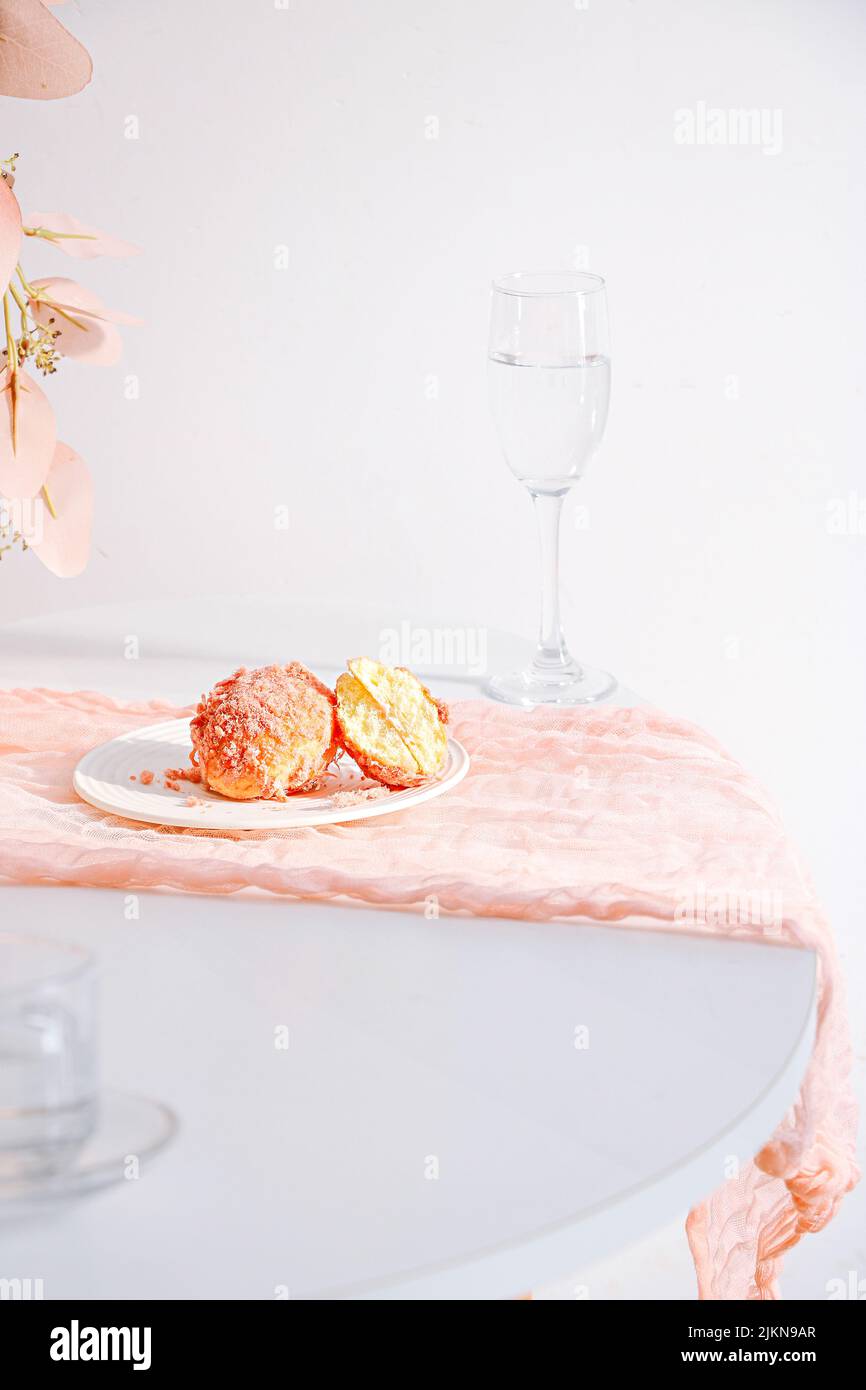 Eine vertikale Aufnahme von Cake Pop Dessert auf einem Teller auf einem Tisch Stockfoto