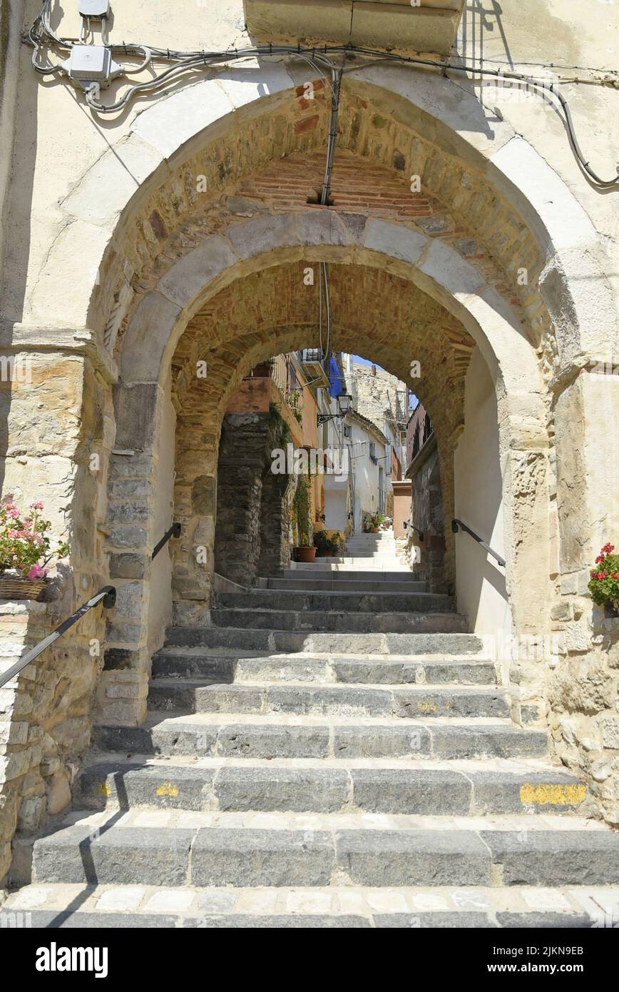 Eine vertikale Aufnahme eines alten schmalen Bogens in Galdo, Italien Stockfoto