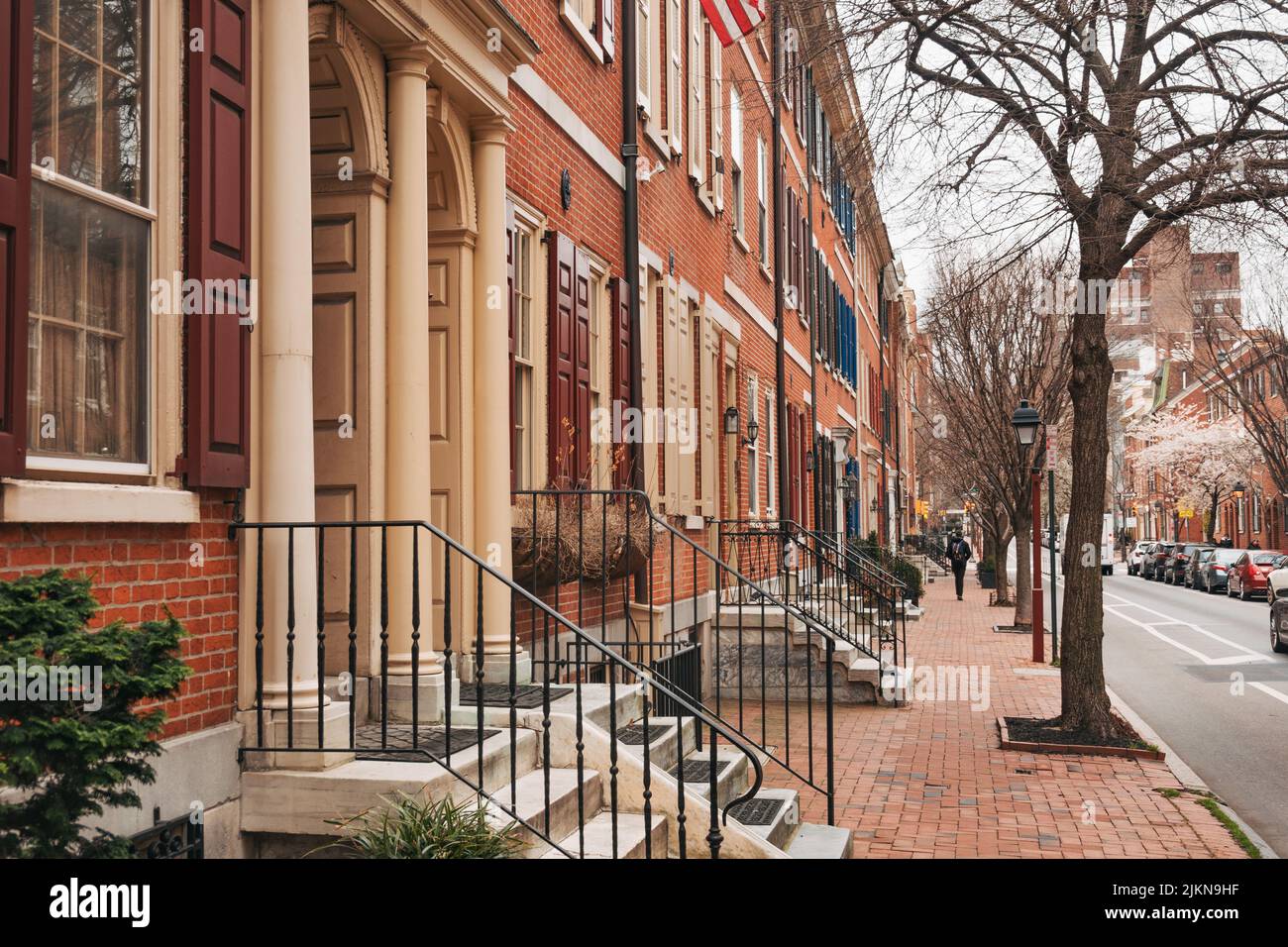 Gepflegte und ordentliche Backsteinhäuser in der Spruce Street in Philadelphia, USA Stockfoto