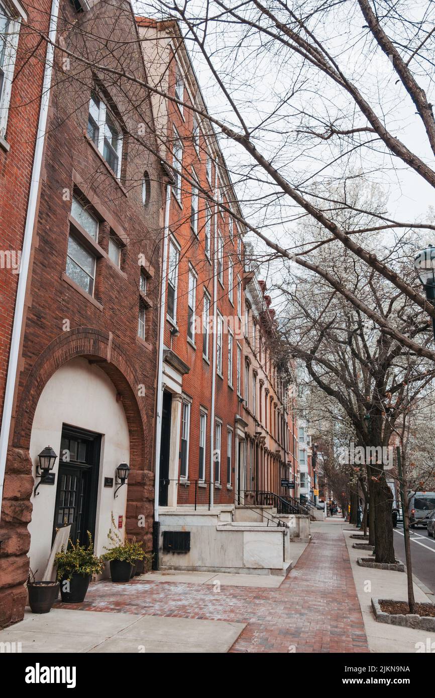 Gepflegte und ordentliche Backsteinhäuser in der Spruce Street in Philadelphia, USA Stockfoto