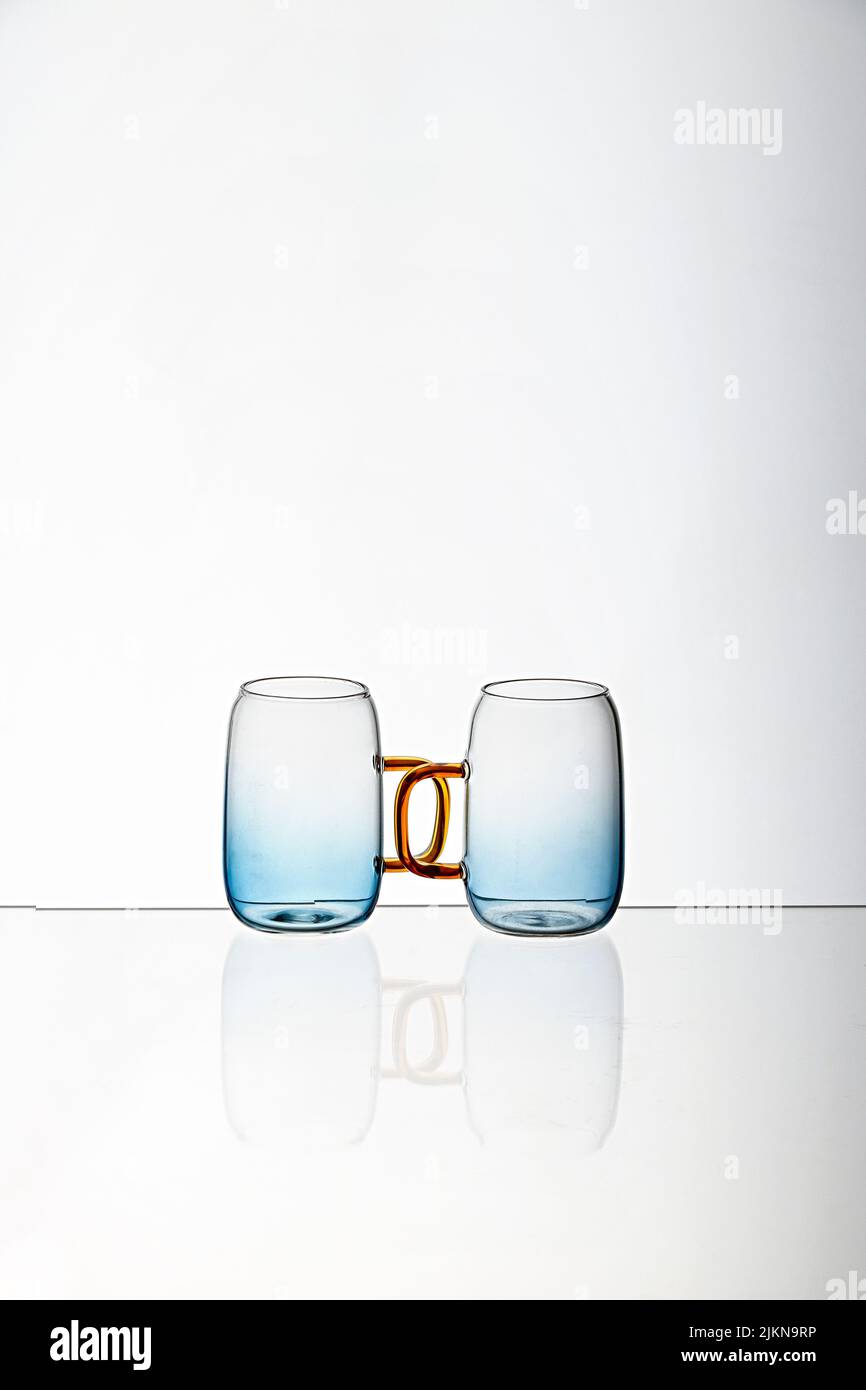 Nahaufnahme von zwei transparenten Teetassen aus Glas, isoliert auf weißem Hintergrund Stockfoto