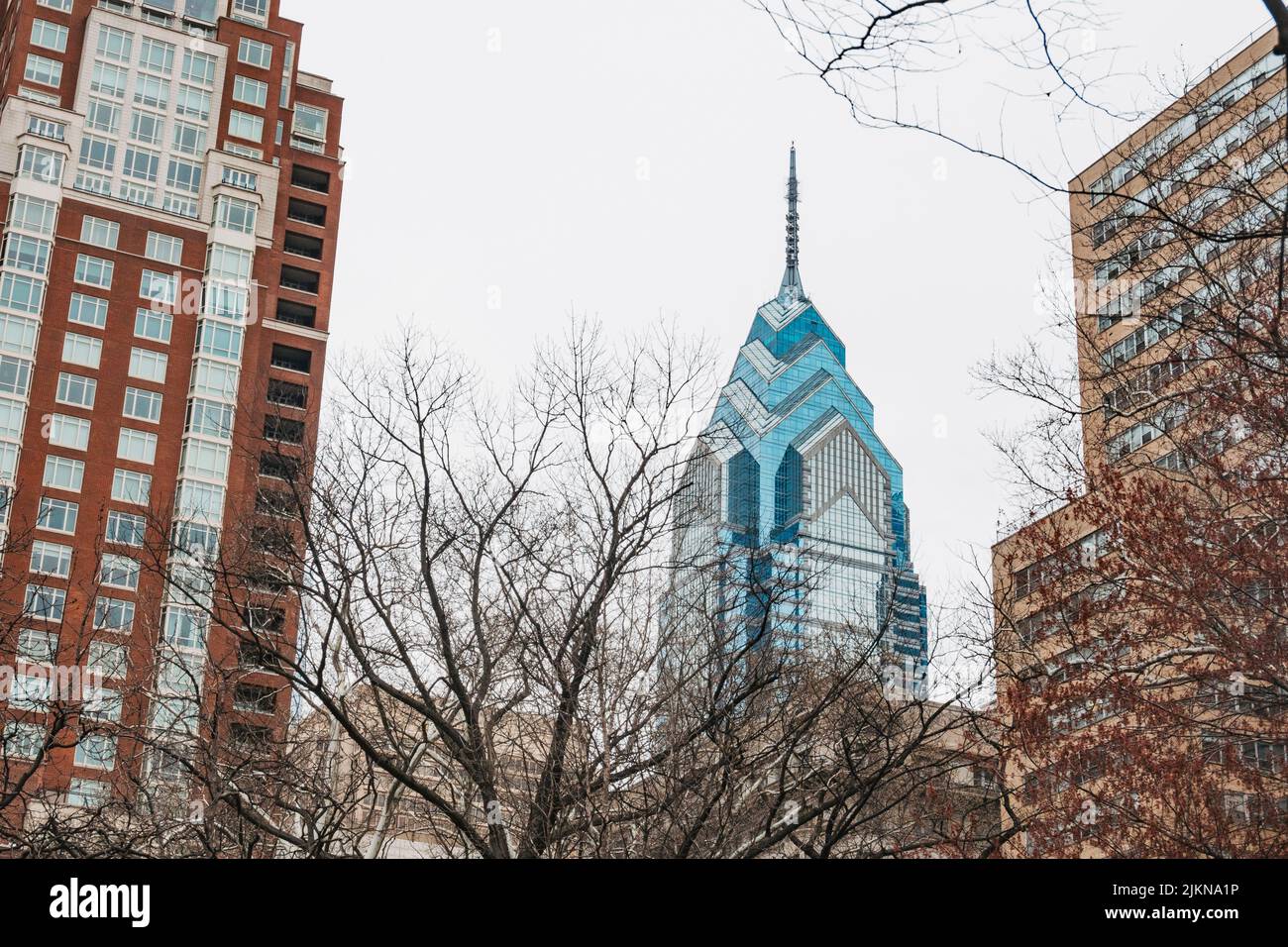 One Liberty Place Wolkenkratzer vom Rittenhouse Square in Philadelphia aus gesehen im Winter Stockfoto