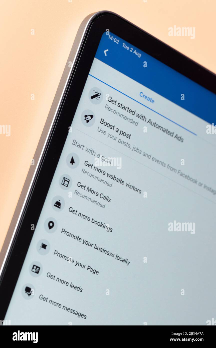 New york, USA - 2. august 2022: Automatisierte Werbeanzeigen auf facebook auf dem Tablet-Bildschirm in Nahaufnahme Stockfoto