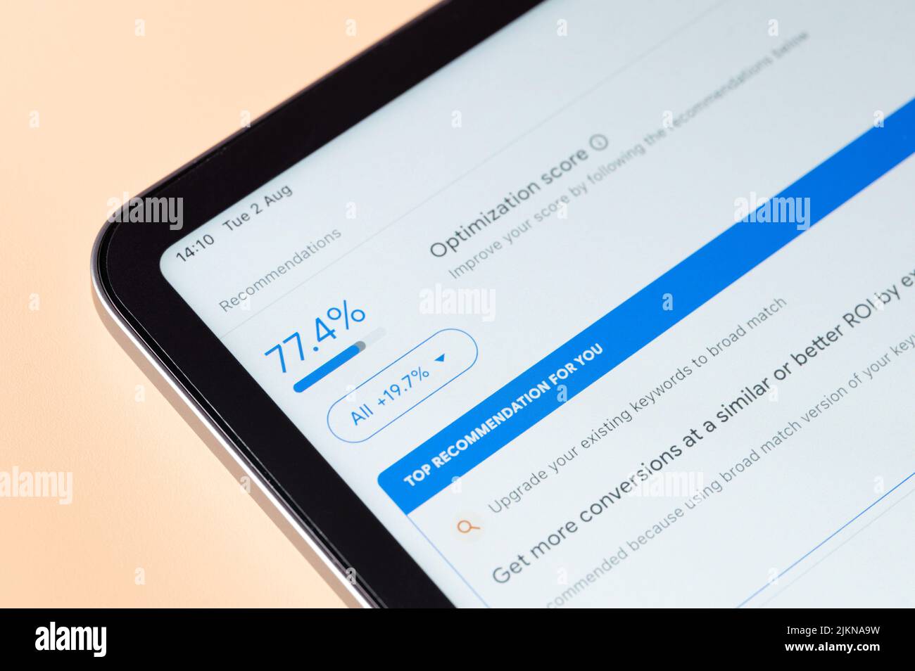 New york, USA - 2. august 2022: Überprüfung der Optimierungswerte in google-Anzeigen auf dem Laptop-Bildschirm Nahaufnahme Stockfoto