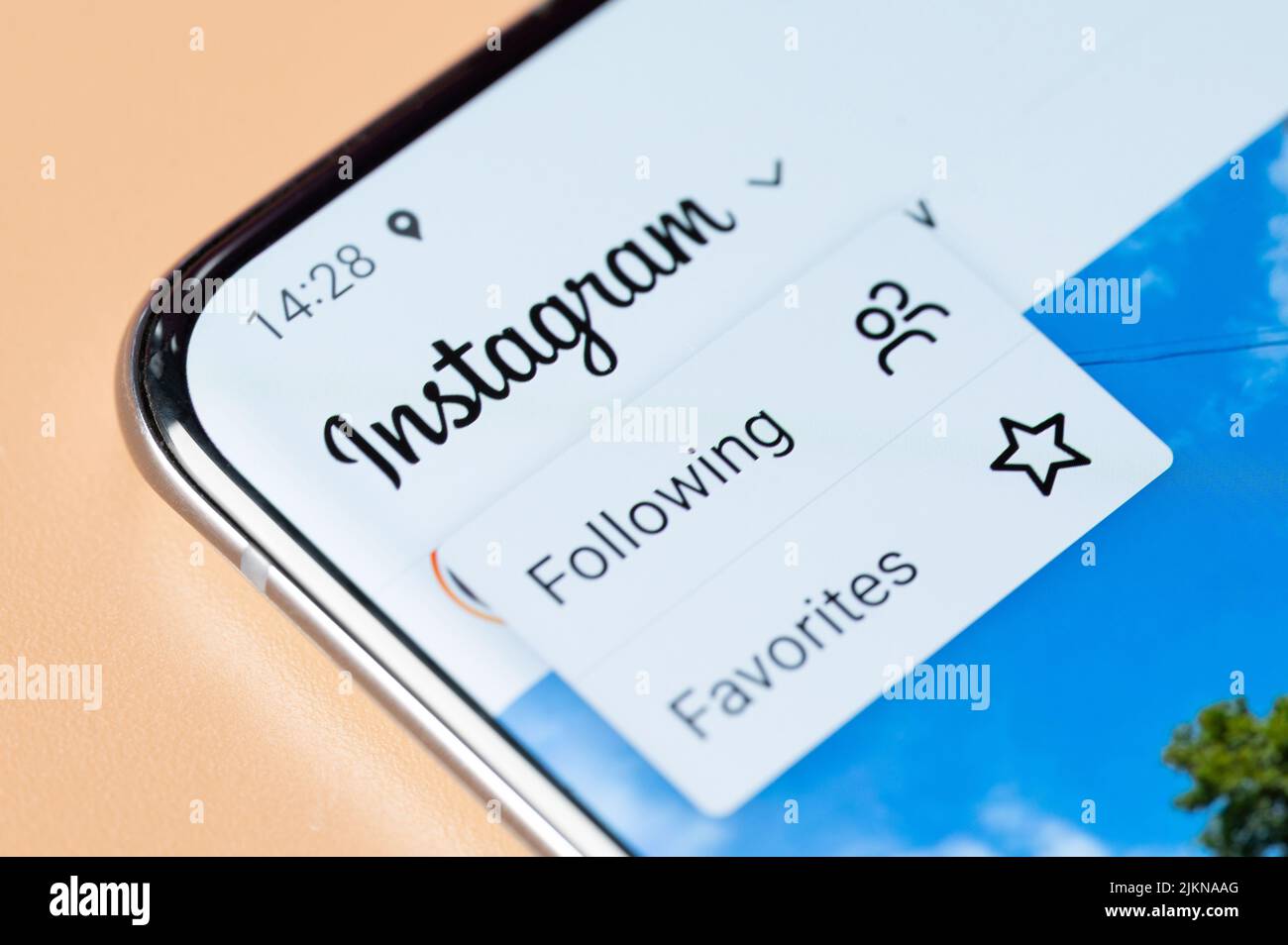 New york, USA - 2. august 2022:Following und Favoriten auf instagram auf dem Smartphone-Bildschirm Nahaufnahme Stockfoto